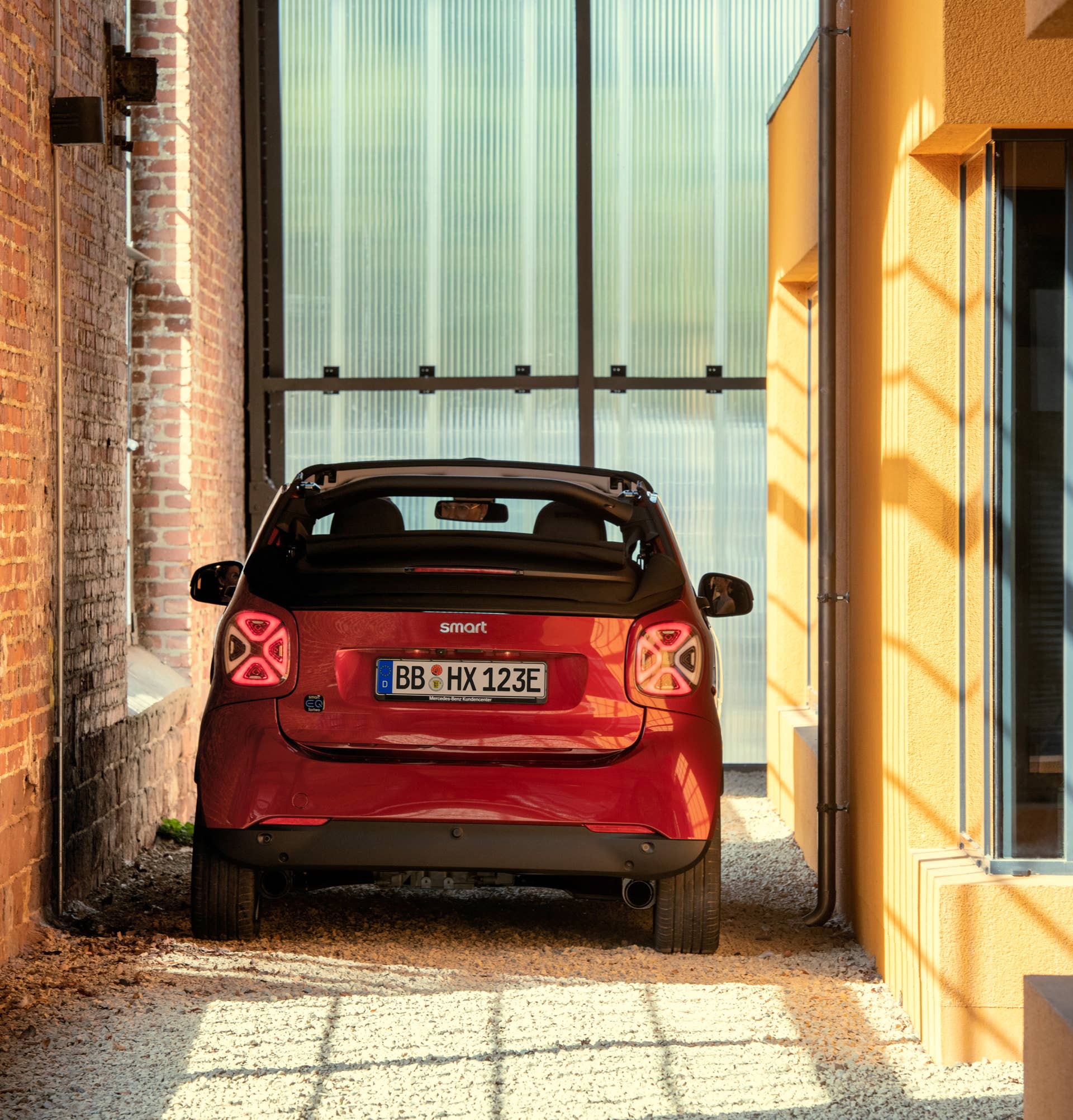 Die neue Generation: smart EQ fortwo cabrio;Stromverbrauch kombiniert 16,8 – 14,2 kWh/100km, CO2-Emissionen kombiniert: 0 g/km* The new generation: smart EQ fortwo cabrio;Combined electrical consumption 16..8 – 14.2 kWh/100km, combined CO2 emissions: 0 g/km*
