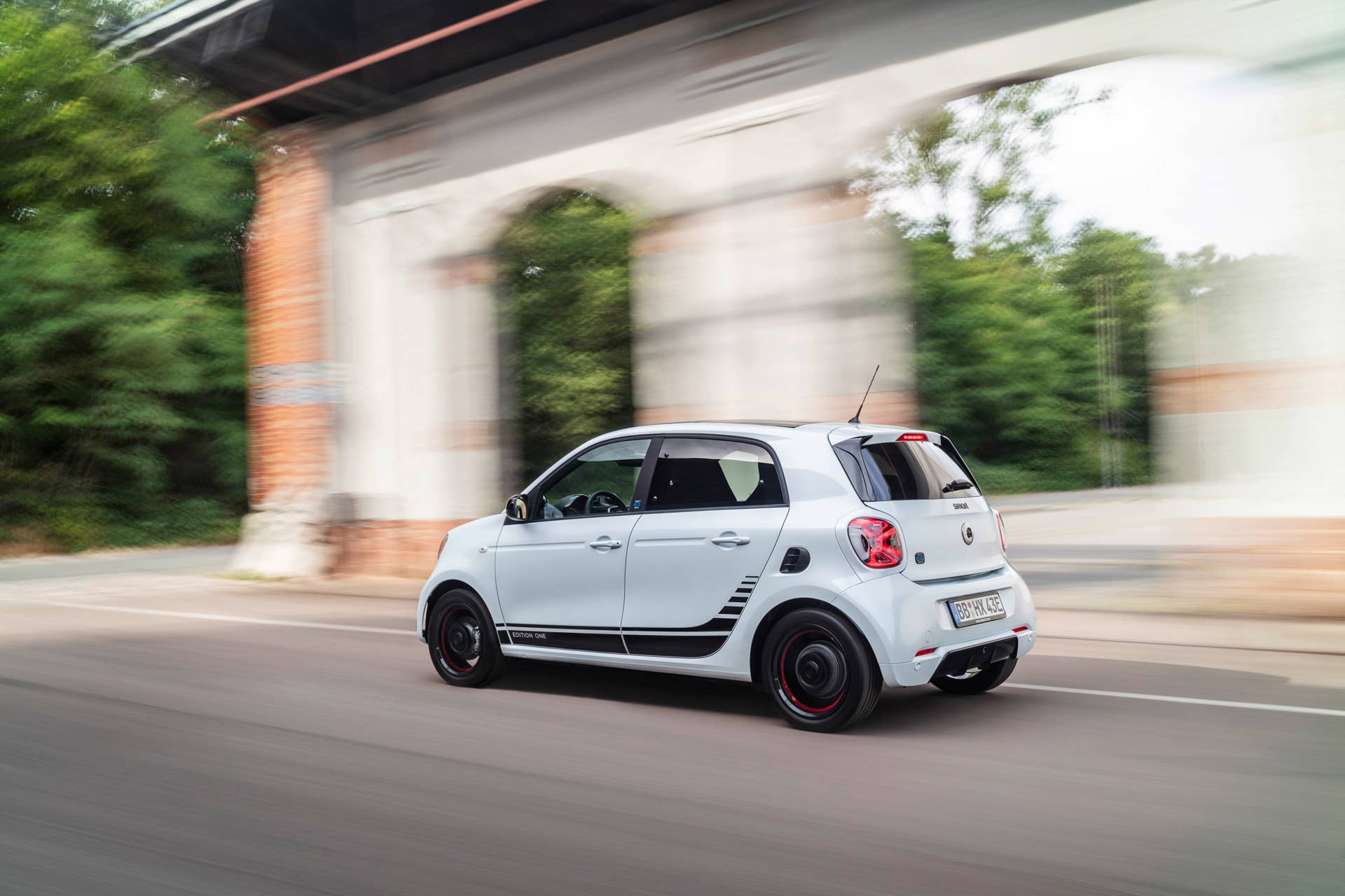 Die neue Generation: smart EQ forfour;Stromverbrauch kombiniert 17,3 – 14,6 kWh/100km, CO2-Emissionen kombiniert: 0 g/km* The new generation: smart EQ forfour;Combined electrical consumption 17.3 – 14.6 kWh/100km, combined CO2 emissions: 0 g/km*