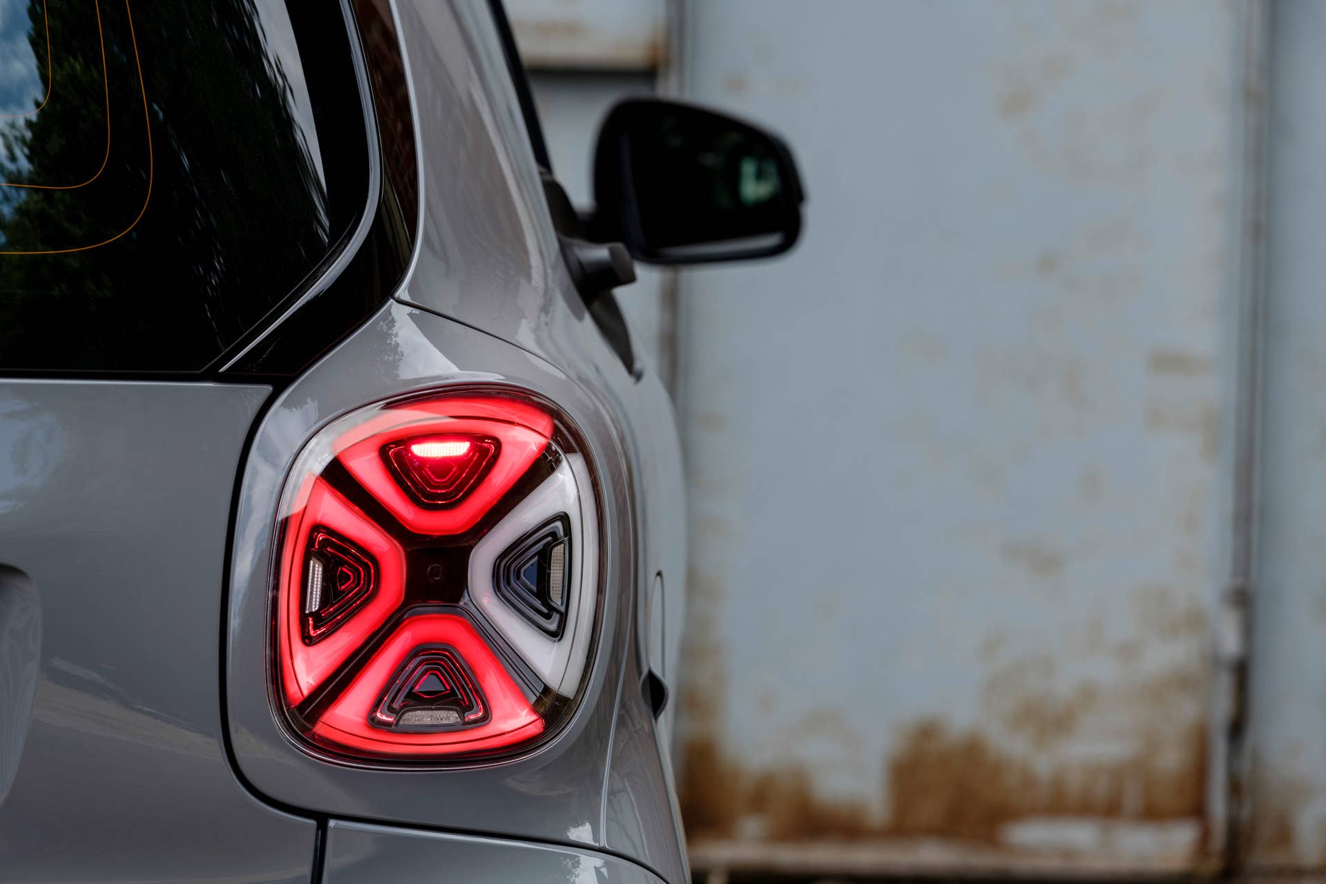 Die neue Generation: smart EQ fortwo coupé;Stromverbrauch kombiniert 16,5 – 14,0 kWh/100km, CO2-Emissionen kombiniert: 0 g/km* The new generation: smart EQ fortwo coupé;Combined electrical consumption 16.5 – 14.0 kWh/100km, combined CO2 emissions: 0 g/km*