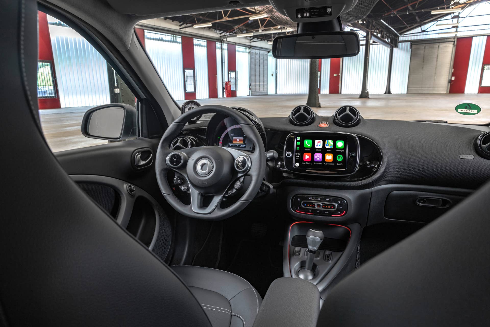 Die neue Generation: smart EQ forfour;Stromverbrauch kombiniert 17,3 – 14,6 kWh/100km, CO2-Emissionen kombiniert: 0 g/km* The new generation: smart EQ forfour;Combined electrical consumption 17.3 – 14.6 kWh/100km, combined CO2 emissions: 0 g/km*