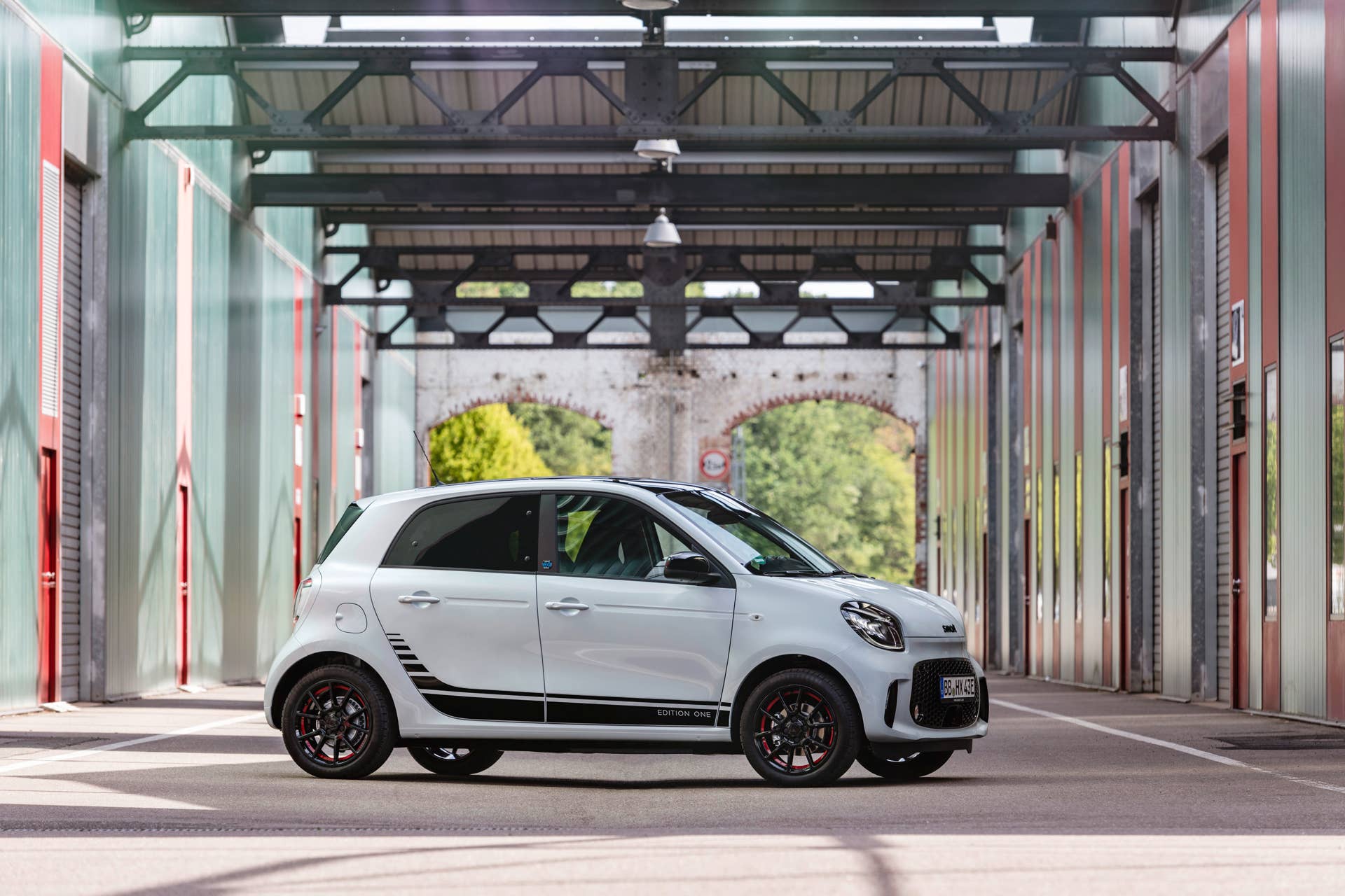 Die neue Generation: smart EQ forfour;Stromverbrauch kombiniert 17,3 – 14,6 kWh/100km, CO2-Emissionen kombiniert: 0 g/km* The new generation: smart EQ forfour;Combined electrical consumption 17.3 – 14.6 kWh/100km, combined CO2 emissions: 0 g/km*