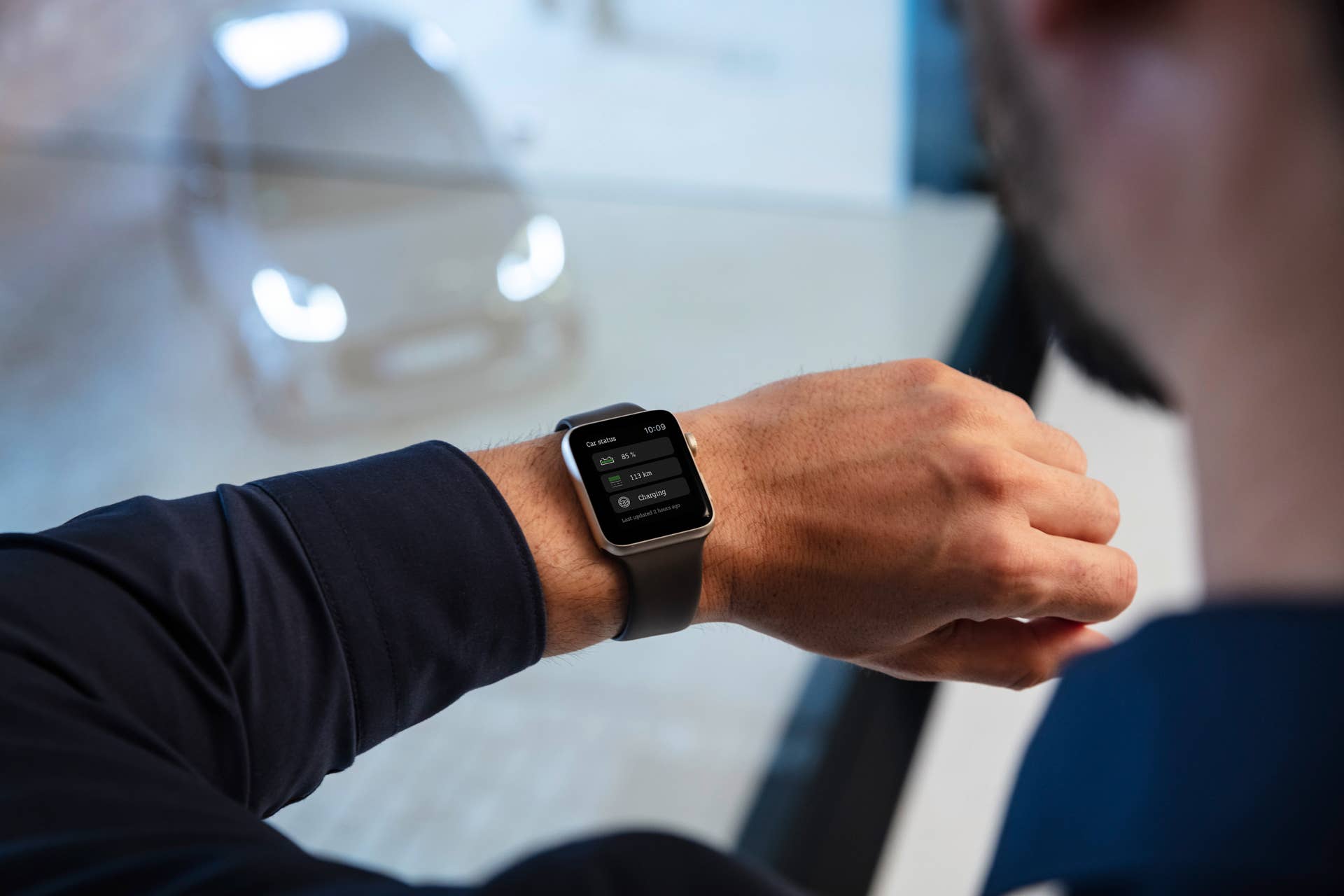 Mit einem schnellen Blick auf das Handgelenk kann der Kunde jetzt auch über seine Apple Watch den aktuellen Batteriestatus abfragen, die Reichweite einsehen oder auch die Vorklimatisierung starten. Die smart EQ control App und ihre Funktionen werden dadurch noch leichter erreichbar und schaffen die digitale Verbindung vom Kunden zu seinem smart. With a quick glance at the Apple Watch on their wrist, customers can now retrieve the current battery status, check the vehicle range or start pre-entry climate control. This makes the smart EQ control app and its functions even easier to access and creates a digital connection between the customer and their smart.