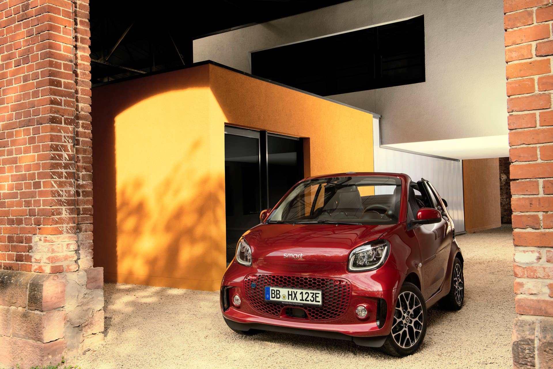 Die neue Generation: smart EQ fortwo cabrio;Stromverbrauch kombiniert 16,8 – 14,2 kWh/100km, CO2-Emissionen kombiniert: 0 g/km* The new generation: smart EQ fortwo cabrio;Combined electrical consumption 16..8 – 14.2 kWh/100km, combined CO2 emissions: 0 g/km*