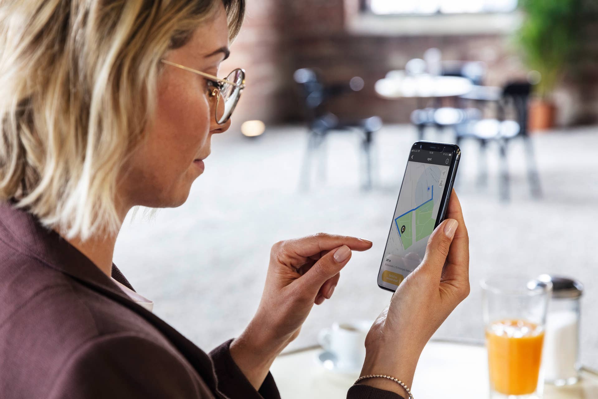"ready to spot": Ruckzuck zurück zum smart / Der Dienst smart "ready to spot" zeigt nicht nur den Standort des abgestellten smart, sondern auch den besten Weg dorthin. Bei Bedarf ermöglicht die App "ready to spot" auch das kurze Aufleuchten der Frontscheinwerfer an der Parkposition und erleichtert dem Nutzer somit, sein Auto zu finden. "ready to spot": back to your smart in next to no time / The smart "ready to spot" service shows not only where the smart is parked, but also the best route to get there. Where necessary, the "ready to spot" app can also be used to briefly turn on the headlamps of the parked car to make it easier for the driver to find the vehicle.