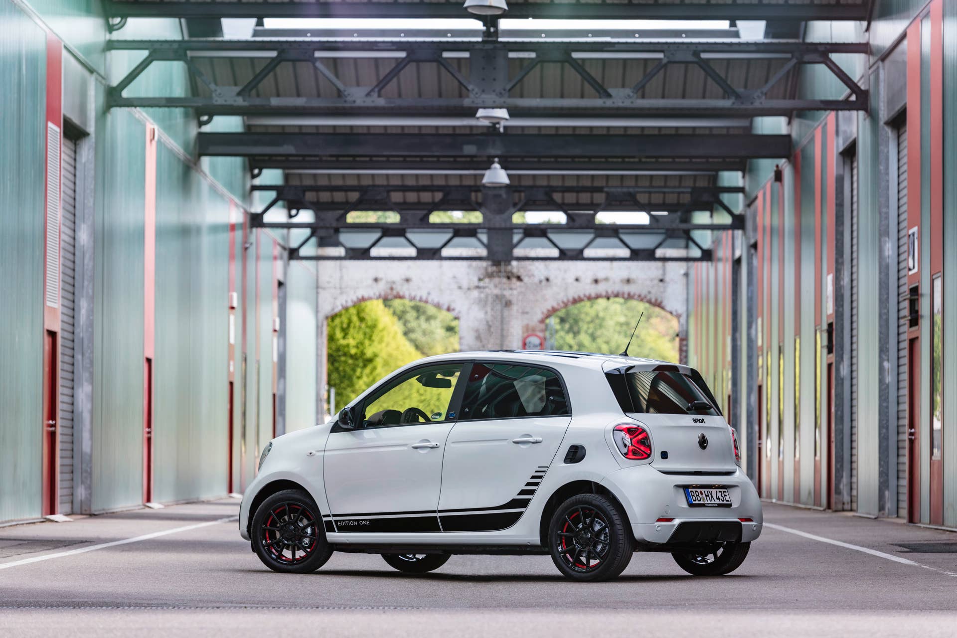 Die neue Generation: smart EQ forfour;Stromverbrauch kombiniert 17,3 – 14,6 kWh/100km, CO2-Emissionen kombiniert: 0 g/km* The new generation: smart EQ forfour;Combined electrical consumption 17.3 – 14.6 kWh/100km, combined CO2 emissions: 0 g/km*