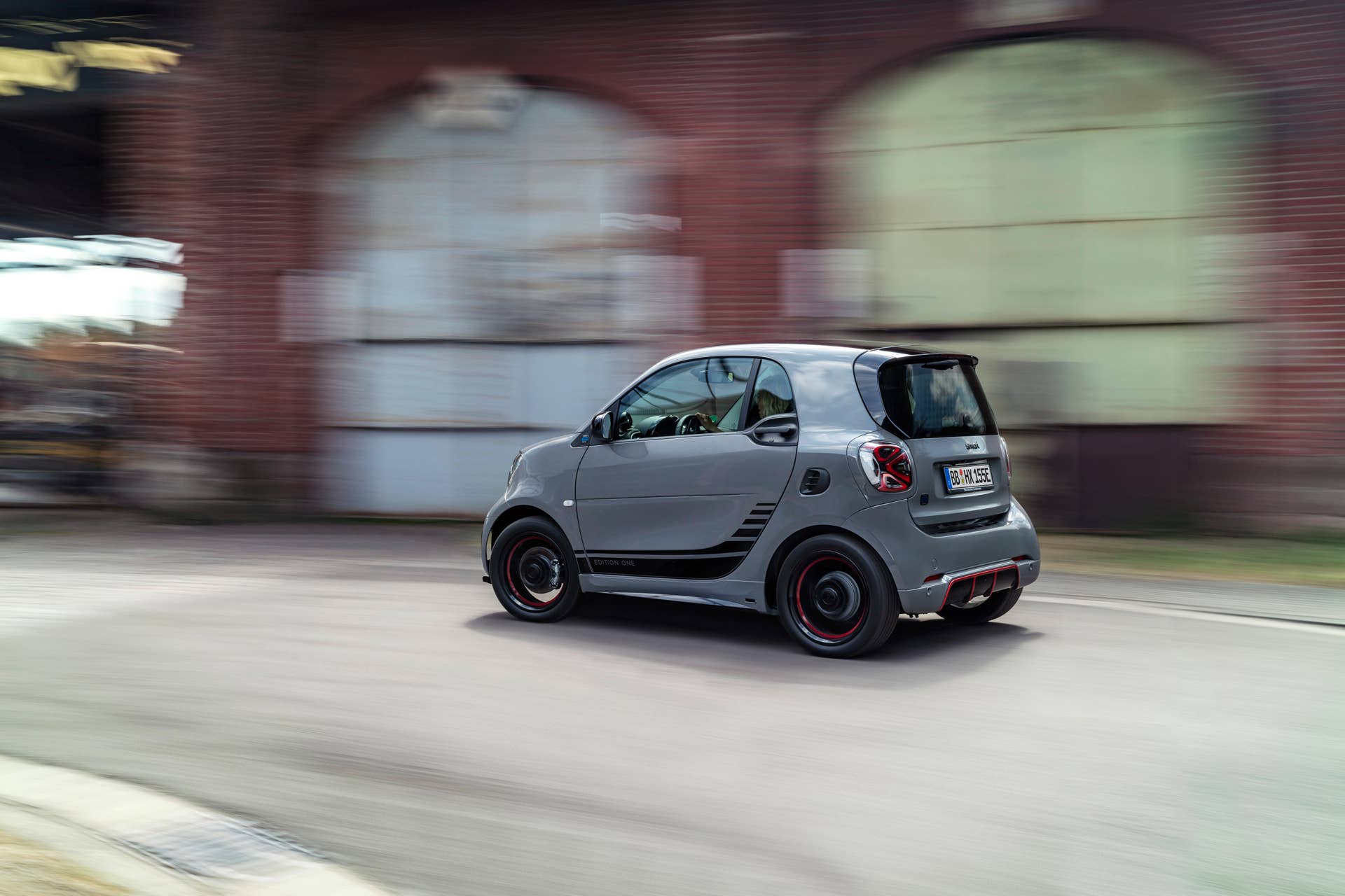 Die neue Generation: smart EQ fortwo coupé;Stromverbrauch kombiniert 16,5 – 14,0 kWh/100km, CO2-Emissionen kombiniert: 0 g/km* The new generation: smart EQ fortwo coupé;Combined electrical consumption 16.5 – 14.0 kWh/100km, combined CO2 emissions: 0 g/km*