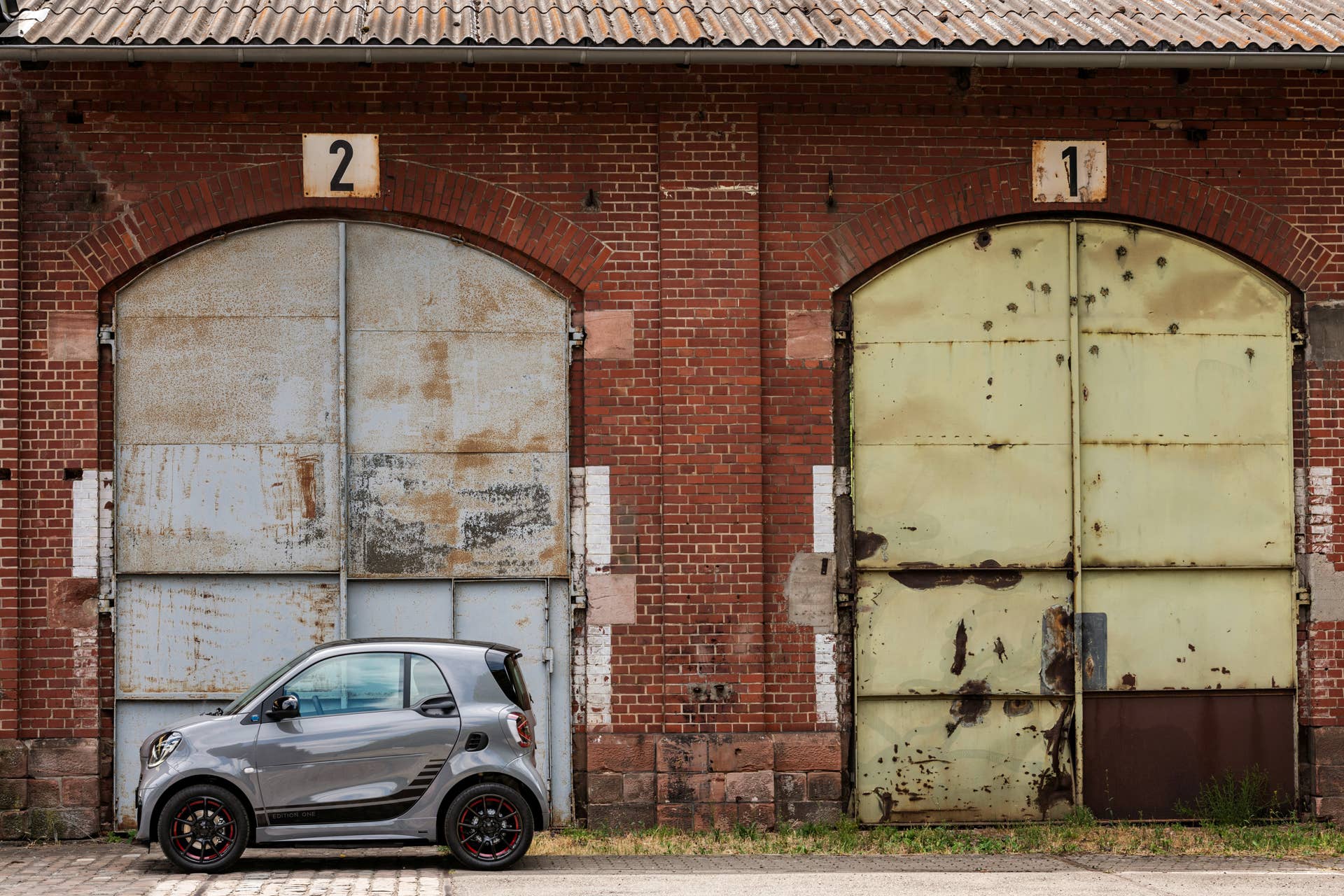 Die neue Generation: smart EQ fortwo coupé;Stromverbrauch kombiniert 16,5 – 14,0 kWh/100km, CO2-Emissionen kombiniert: 0 g/km* The new generation: smart EQ fortwo coupé;Combined electrical consumption 16.5 – 14.0 kWh/100km, combined CO2 emissions: 0 g/km*