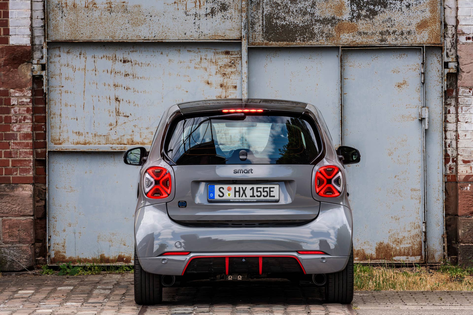 Die neue Generation: smart EQ fortwo coupé;Stromverbrauch kombiniert 16,5 – 14,0 kWh/100km, CO2-Emissionen kombiniert: 0 g/km* The new generation: smart EQ fortwo coupé;Combined electrical consumption 16.5 – 14.0 kWh/100km, combined CO2 emissions: 0 g/km*