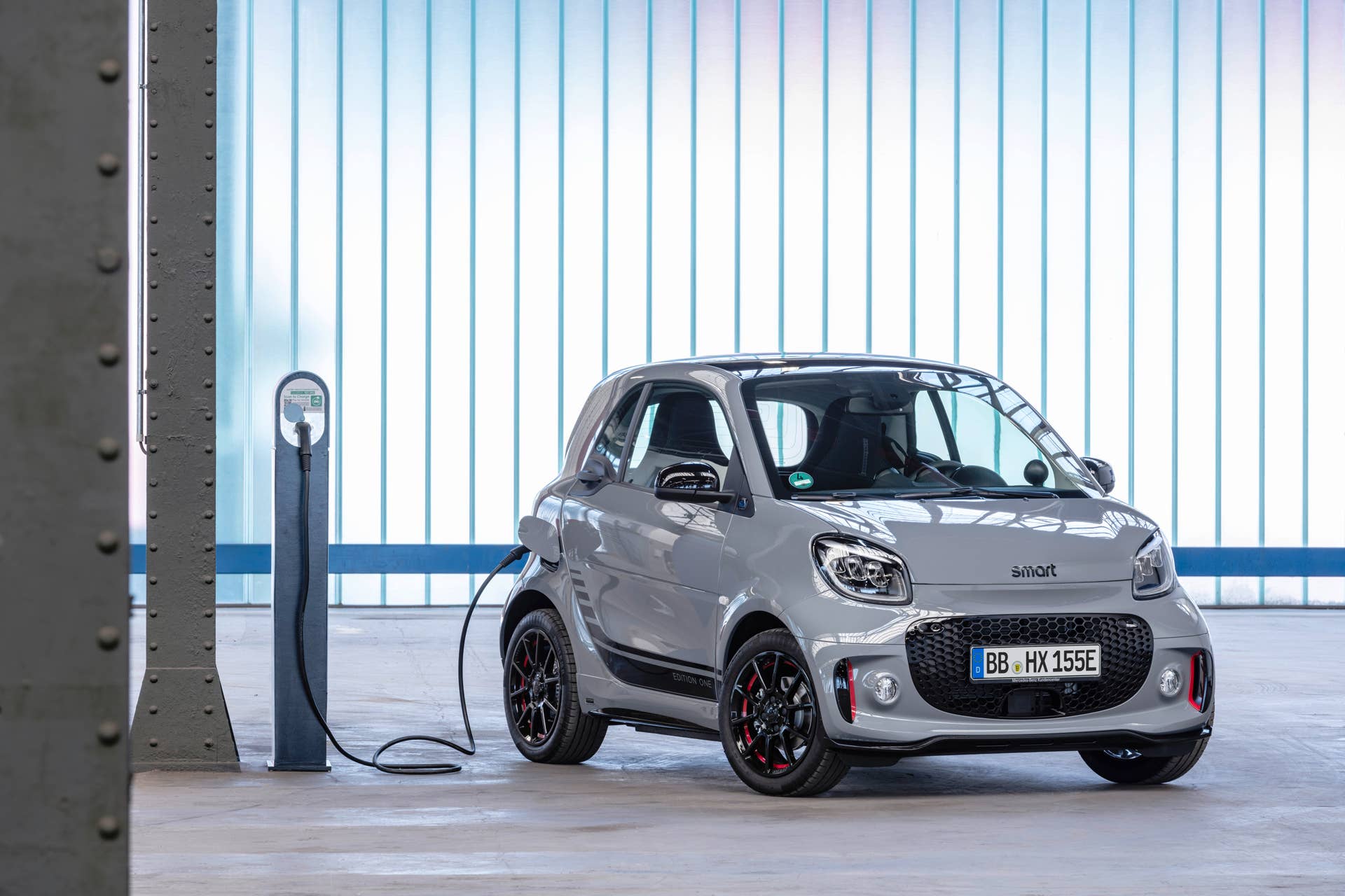 Die neue Generation: smart EQ fortwo coupé;Stromverbrauch kombiniert 16,5 – 14,0 kWh/100km, CO2-Emissionen kombiniert: 0 g/km* The new generation: smart EQ fortwo coupé;Combined electrical consumption 16.5 – 14.0 kWh/100km, combined CO2 emissions: 0 g/km*