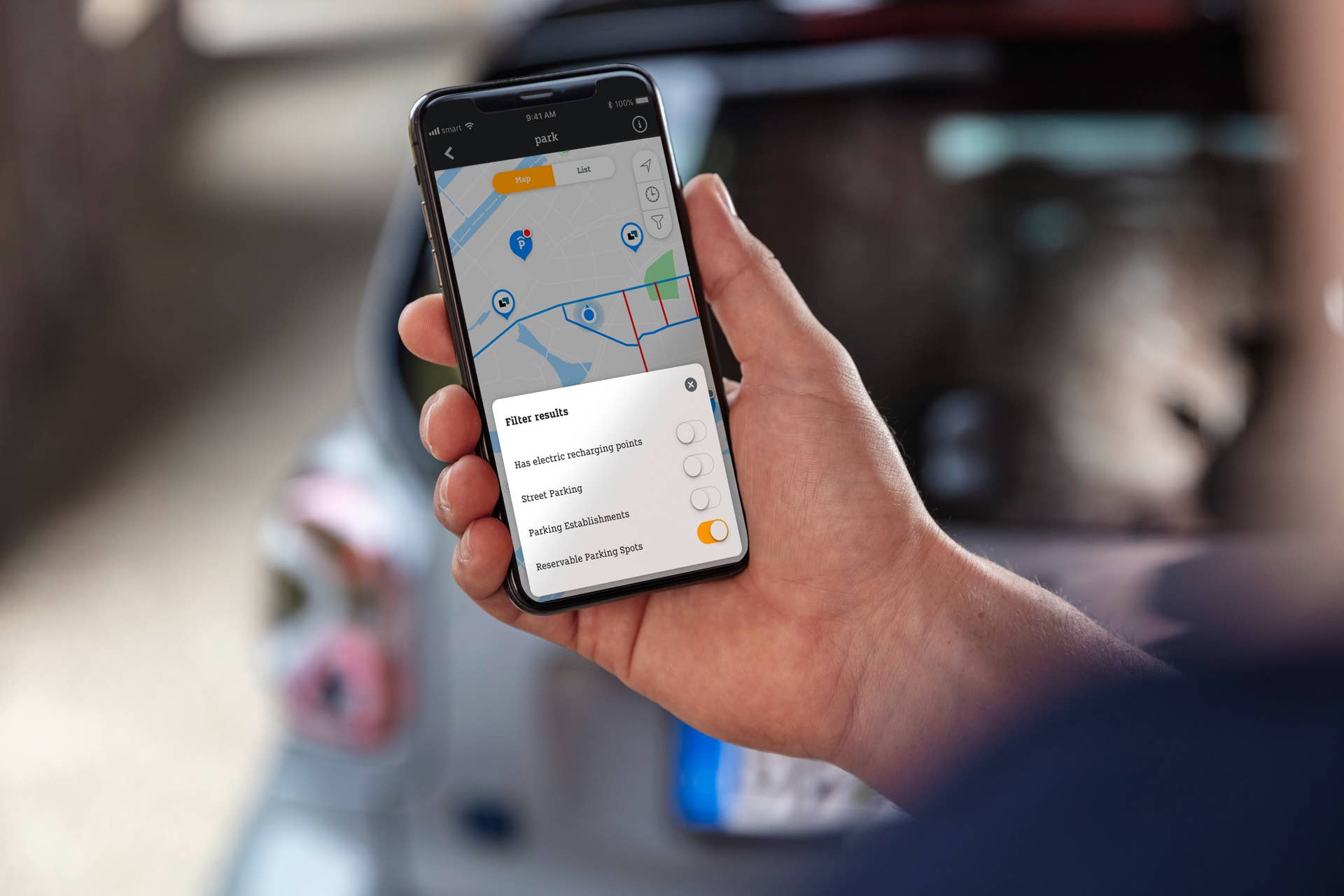 „ready to park“: Bequemer parken per App / Die bequeme Online-Suche für Parkplätze. Mit „ready to park“ reicht ein Blick auf Ihr Smartphone, um in einem von Ihnen gewählten Bereich die verfügbaren Parkmöglichkeiten in Echtzeit zu sehen und teilweise direkt zu reservieren – für sofort oder bis zu 30 Tage im Voraus. "ready to park": More convenient parking by app / The convenient online search function for parking spaces. With "ready to park", a glance at your smartphone suffices to view the available parking options in your selected area in real time. In some instances, the located parking spaces can be reserved directly – for immediate use or up to 30 days in advance.