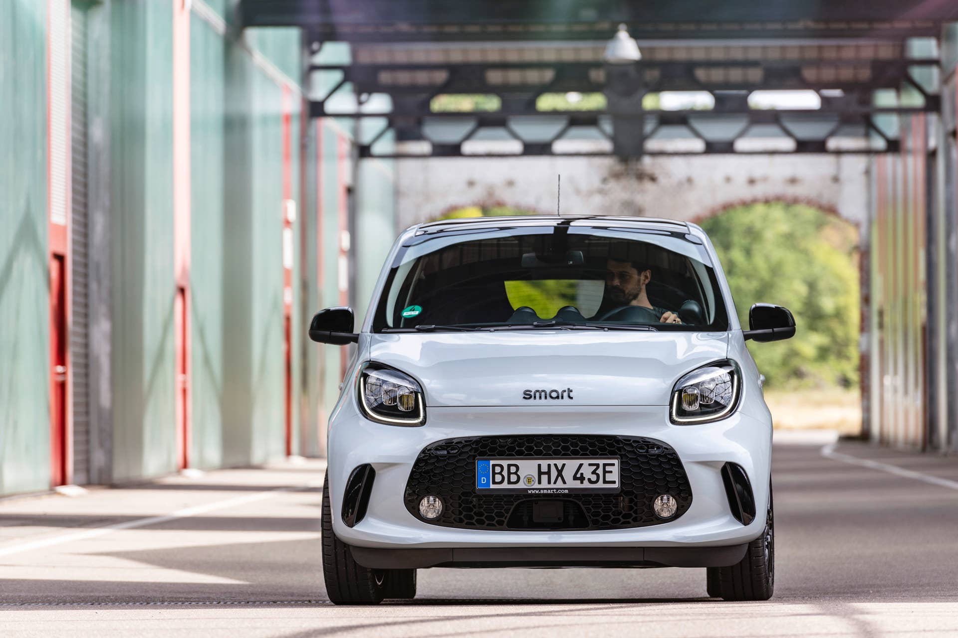 Die neue Generation: smart EQ forfour;Stromverbrauch kombiniert 17,3 – 14,6 kWh/100km, CO2-Emissionen kombiniert: 0 g/km* The new generation: smart EQ forfour;Combined electrical consumption 17.3 – 14.6 kWh/100km, combined CO2 emissions: 0 g/km*