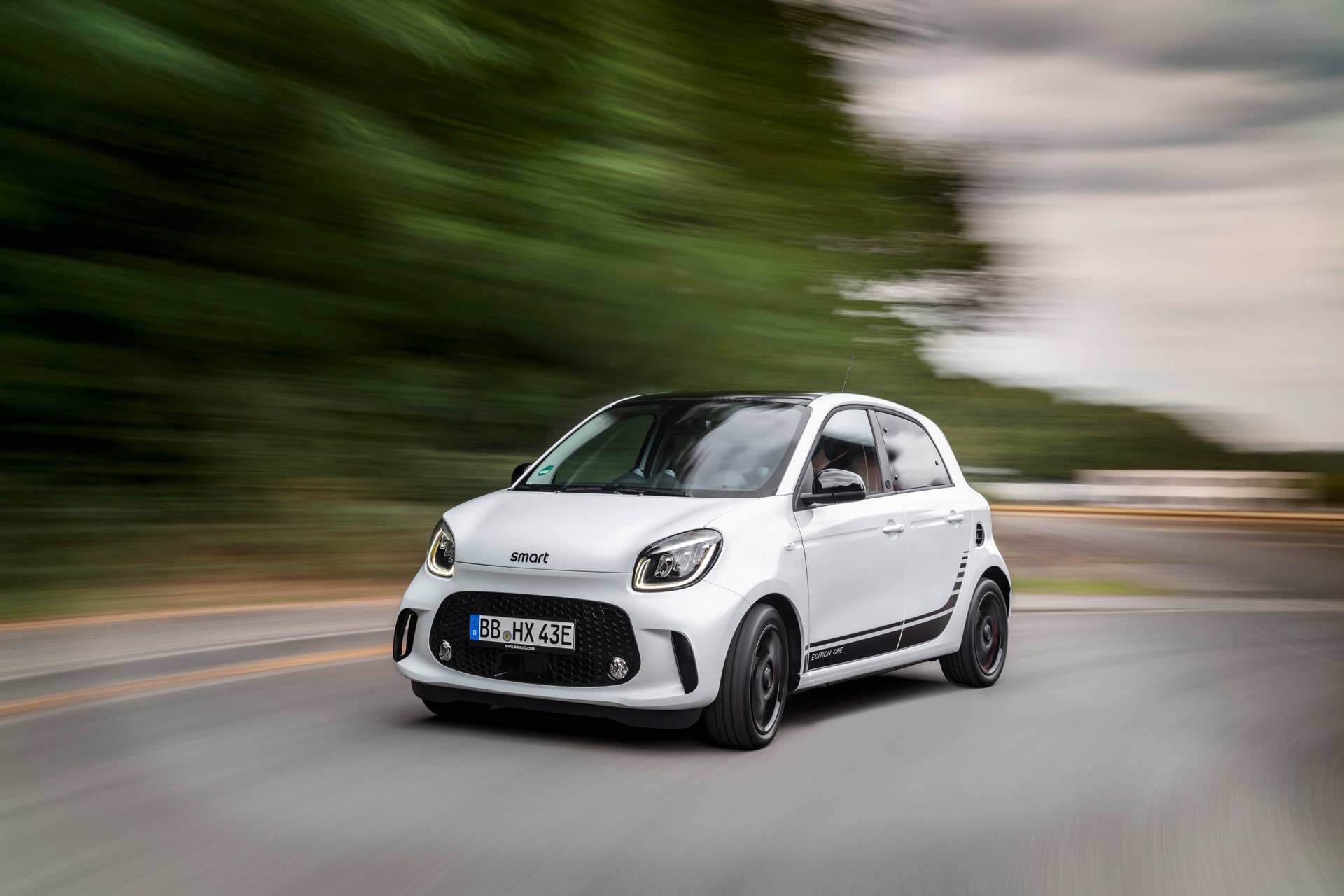 Die neue Generation: smart EQ forfour;Stromverbrauch kombiniert 17,3 – 14,6 kWh/100km, CO2-Emissionen kombiniert: 0 g/km* The new generation: smart EQ forfour;Combined electrical consumption 17.3 – 14.6 kWh/100km, combined CO2 emissions: 0 g/km*