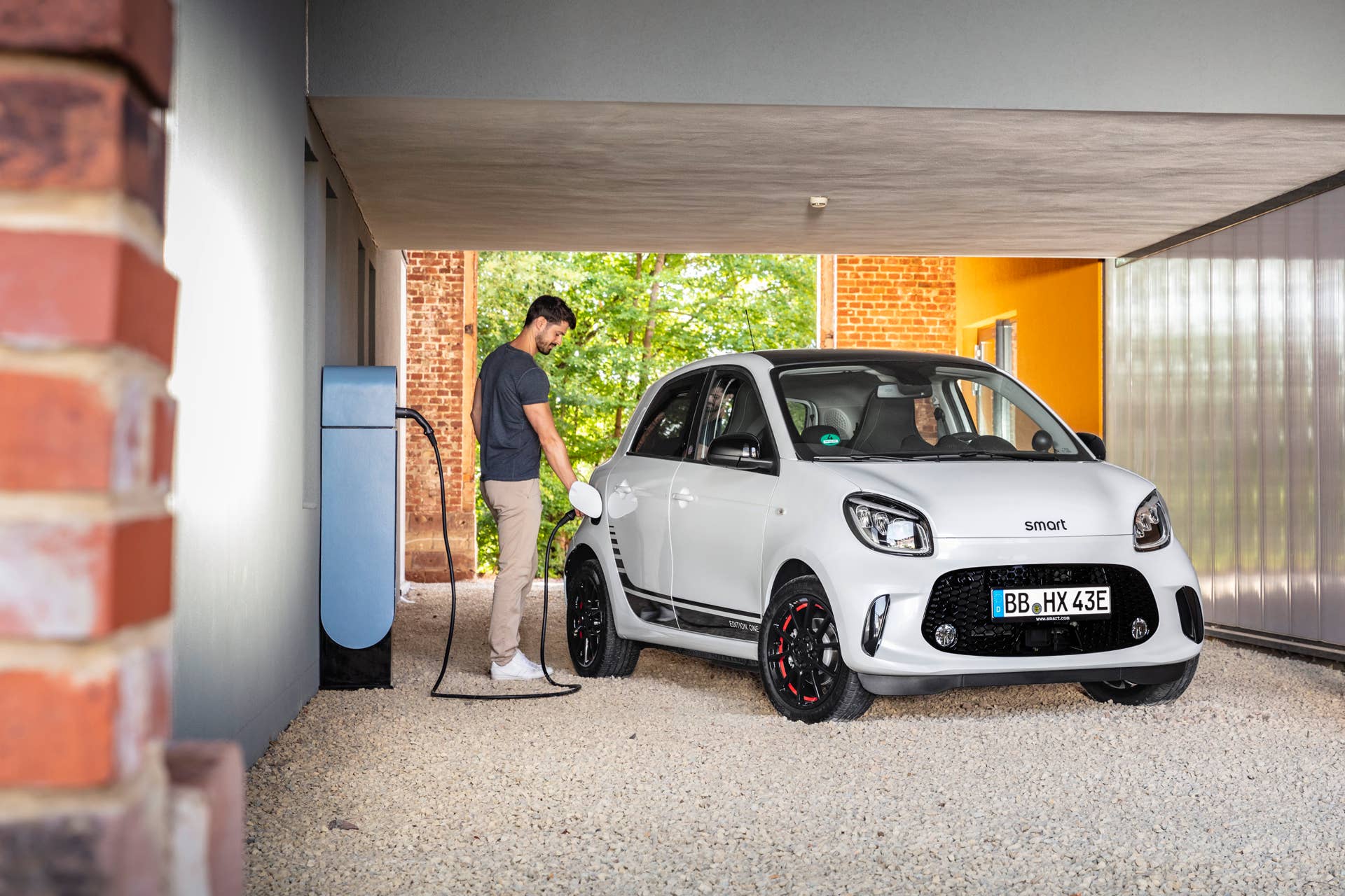 Die neue Generation: smart EQ forfour;Stromverbrauch kombiniert 17,3 – 14,6 kWh/100km, CO2-Emissionen kombiniert: 0 g/km* The new generation: smart EQ forfour;Combined electrical consumption 17.3 – 14.6 kWh/100km, combined CO2 emissions: 0 g/km*