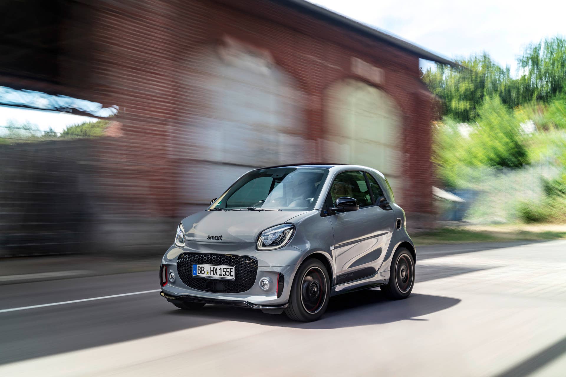 Die neue Generation: smart EQ fortwo coupé;Stromverbrauch kombiniert 16,5 – 14,0 kWh/100km, CO2-Emissionen kombiniert: 0 g/km* The new generation: smart EQ fortwo coupé;Combined electrical consumption 16.5 – 14.0 kWh/100km, combined CO2 emissions: 0 g/km*