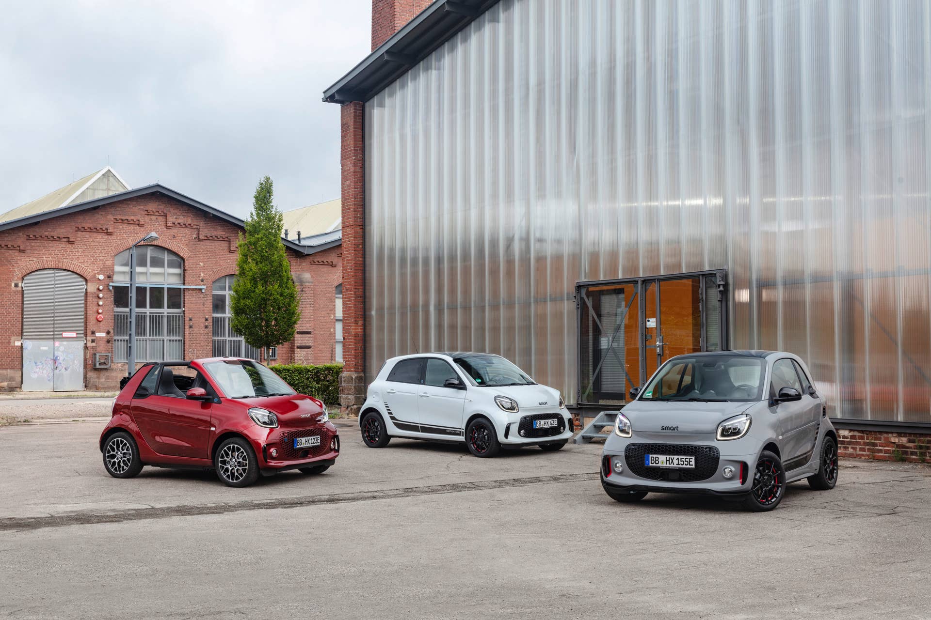 Die neue Generation: smart EQ fortwo coupé (Stromverbrauch kombiniert 16,5 – 14,0 kWh/100km, CO2-Emissionen kombiniert: 0 g/km), s mart EQ fortwo cabrio (Stromverbrauch kombiniert 16,8 – 14,2 kWh/100km, CO2-Emissionen kombiniert: 0 g/km) und smart EQ forfour (Stromverbrauch kombiniert 17,3 – 14,6 kWh/100km, CO2-Emissionen kombiniert: 0 g/km)  / smart zeigt auf der IAA 2019 in Frankfurt seine optisch und digital komplett überarbeiteten fortwo- und forfour-Modelle. Progressives Design trifft auf intelligente Vernetzung und ausschließlich batterieelektrische Antriebe.;Stromverbrauch kombiniert 17,3 – 14,0 kWh/100km, CO2-Emissionen kombiniert: 0 g/km* The new generation: smart EQ fortwo coupé (combined electrical consumption 16.5 – 14.0 kWh/100km, combined CO2 emissions: 0 g/km), smart EQ fortwo cabrio (combined electrical consumption 16..8 – 14.2 kWh/100km, combined CO2 emissions: 0 g/km) and smart EQ forfour (combined electrical consumption 17.3 – 14.6 kWh/100km, combined CO2 emissions: 0 g/km) / smart is presenting its completely visually and digitally revised fortwo and forfour models at the 2019 International Motor Show in Frankfurt. Progressive design meets intelligent connectivity and solely battery-electric powertrains.;Combined electrical consumption 17.3 – 14.0 kWh/100km, combined CO2 emissions: 0 g/km*