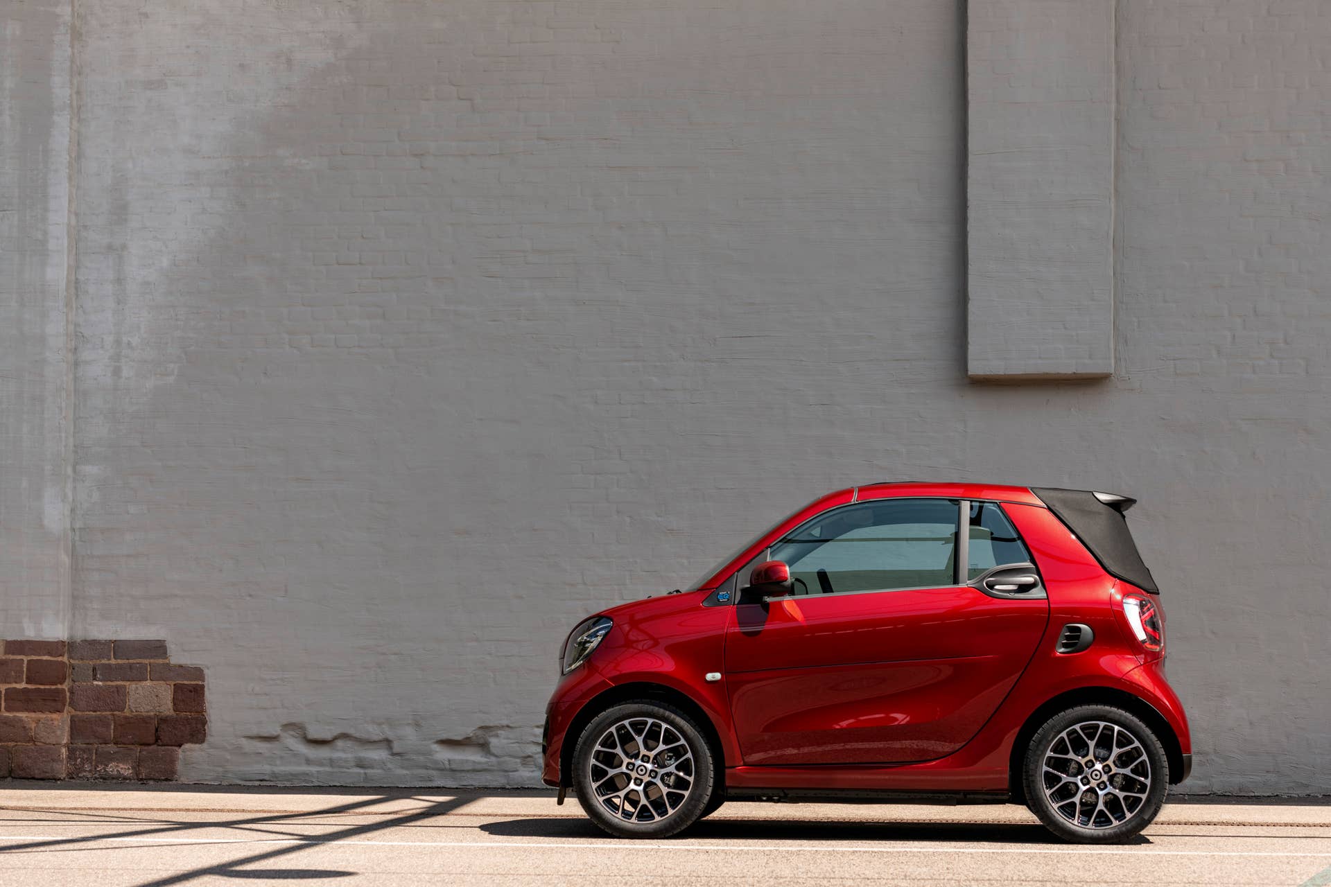 Die neue Generation: smart EQ fortwo cabrio;Stromverbrauch kombiniert 16,8 – 14,2 kWh/100km, CO2-Emissionen kombiniert: 0 g/km* The new generation: smart EQ fortwo cabrio;Combined electrical consumption 16..8 – 14.2 kWh/100km, combined CO2 emissions: 0 g/km*