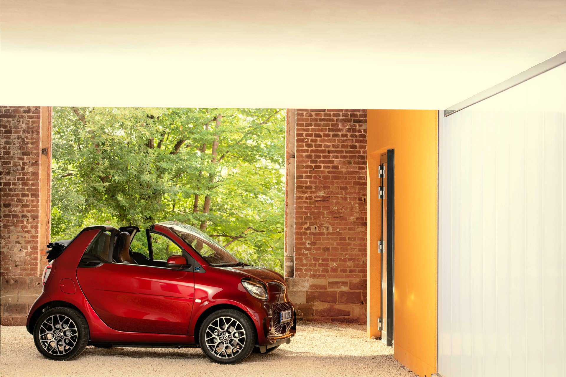 Die neue Generation: smart EQ fortwo cabrio;Stromverbrauch kombiniert 16,8 – 14,2 kWh/100km, CO2-Emissionen kombiniert: 0 g/km* The new generation: smart EQ fortwo cabrio;Combined electrical consumption 16..8 – 14.2 kWh/100km, combined CO2 emissions: 0 g/km*