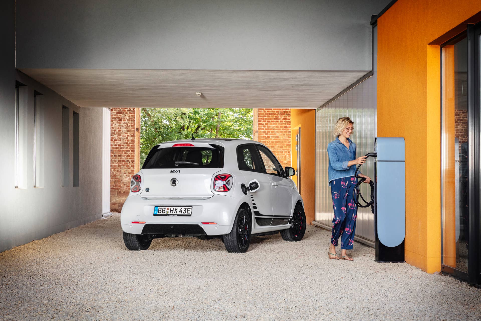 Die neue Generation: smart EQ forfour;Stromverbrauch kombiniert 17,3 – 14,6 kWh/100km, CO2-Emissionen kombiniert: 0 g/km* The new generation: smart EQ forfour;combined electrical consumption 17.3 – 14.6 kWh/100km, combined CO2 emissions: 0 g/km*