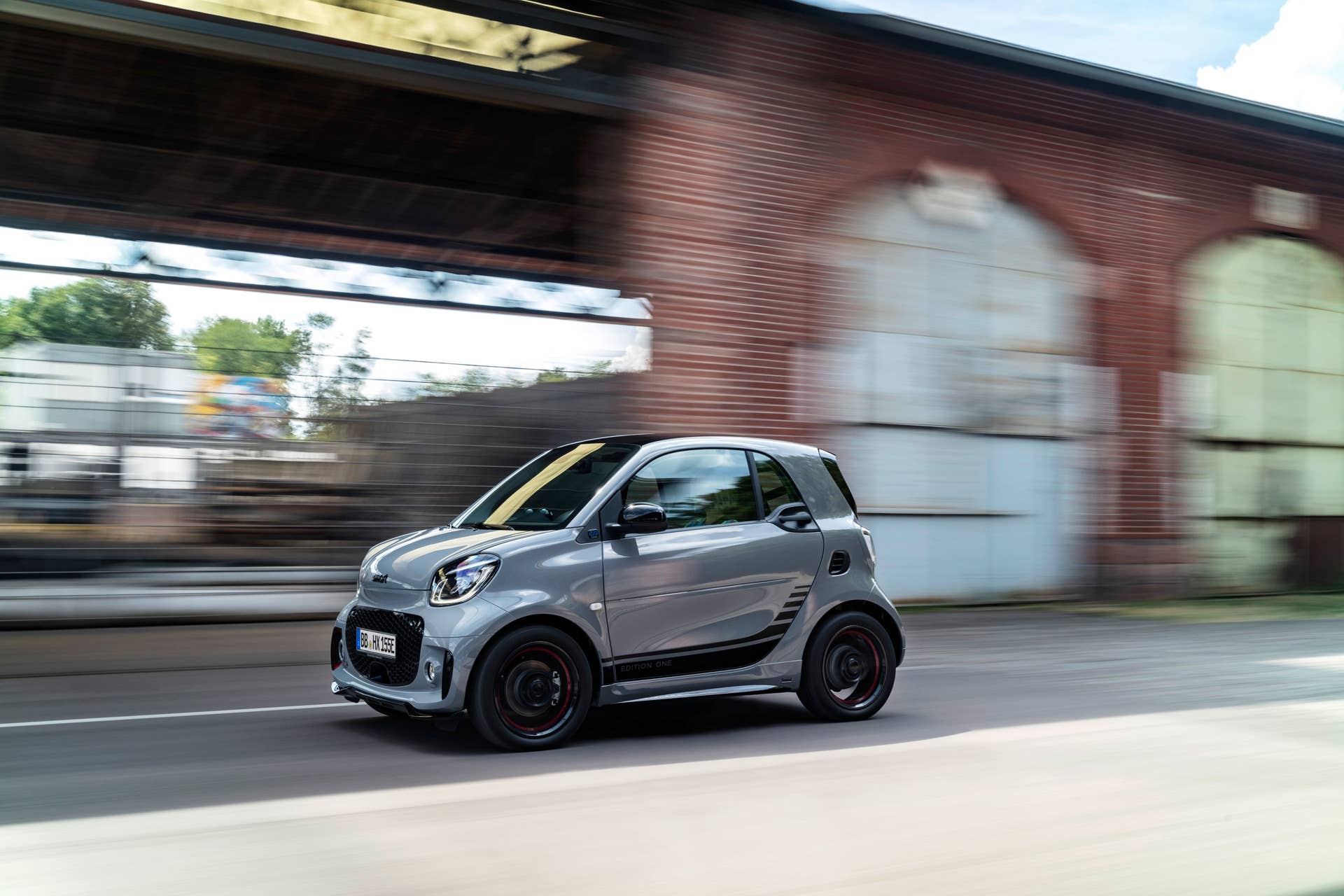 Die neue Generation: smart EQ fortwo coupé;Stromverbrauch kombiniert 16,5 – 14,0 kWh/100km, CO2-Emissionen kombiniert: 0 g/km* The new generation: smart EQ fortwo coupé;Combined electrical consumption 16.5 – 14.0 kWh/100km, combined CO2 emissions: 0 g/km*