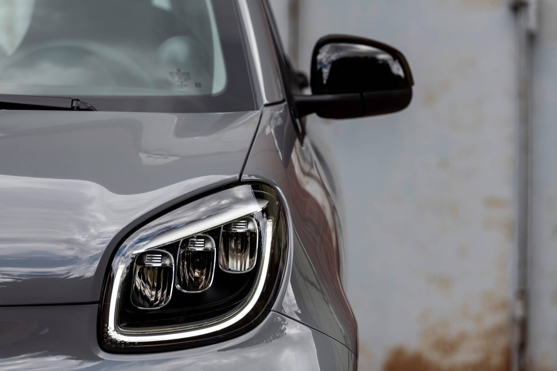 Die neue Generation: smart EQ fortwo coupé;Stromverbrauch kombiniert 16,5 – 14,0 kWh/100km, CO2-Emissionen kombiniert: 0 g/km* The new generation: smart EQ fortwo coupé;Combined electrical consumption 16.5 – 14.0 kWh/100km, combined CO2 emissions: 0 g/km*