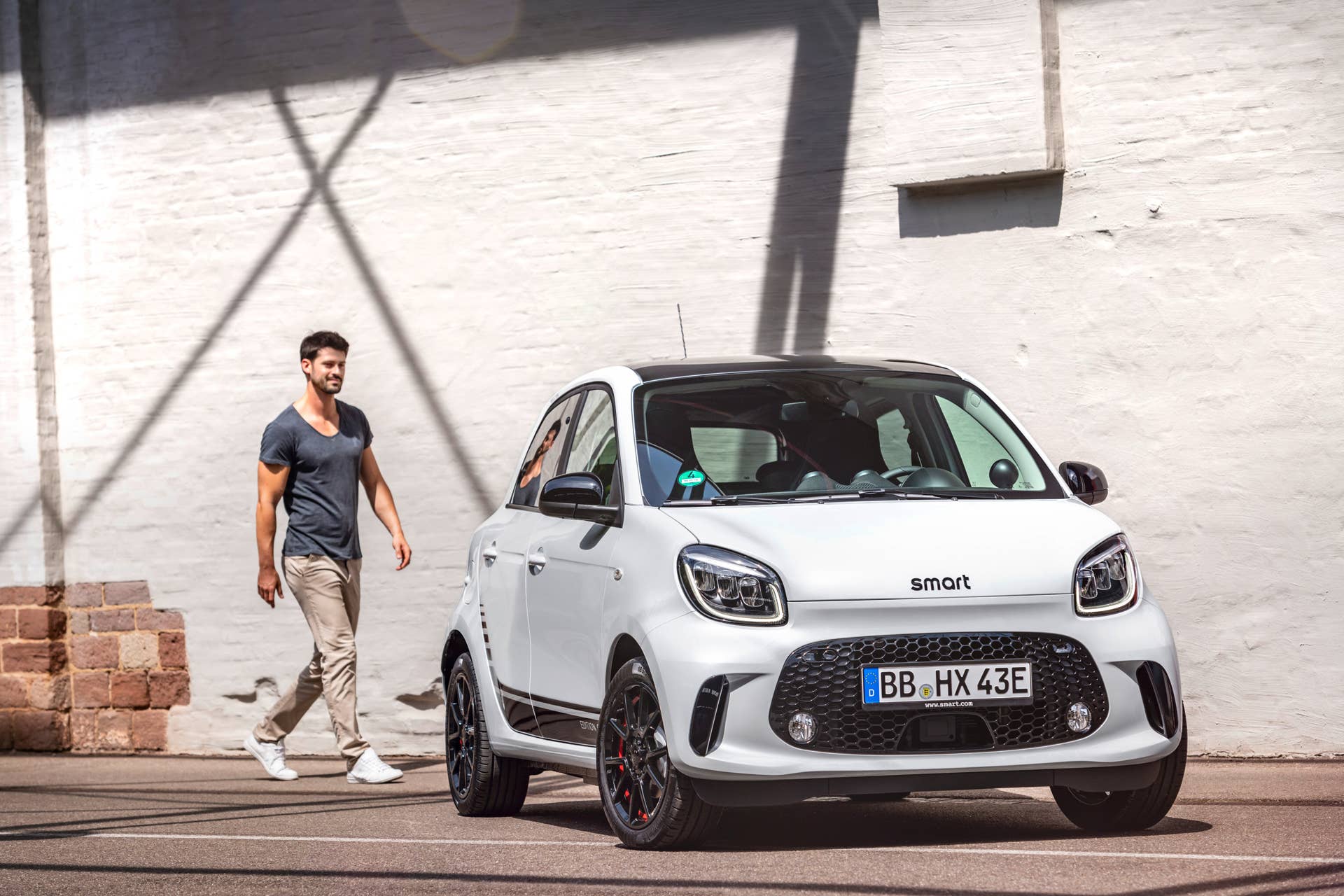 Die neue Generation: smart EQ forfour;Stromverbrauch kombiniert 17,3 – 14,6 kWh/100km, CO2-Emissionen kombiniert: 0 g/km* The new generation: smart EQ forfour;combined electrical consumption 17.3 – 14.6 kWh/100km, combined CO2 emissions: 0 g/km*