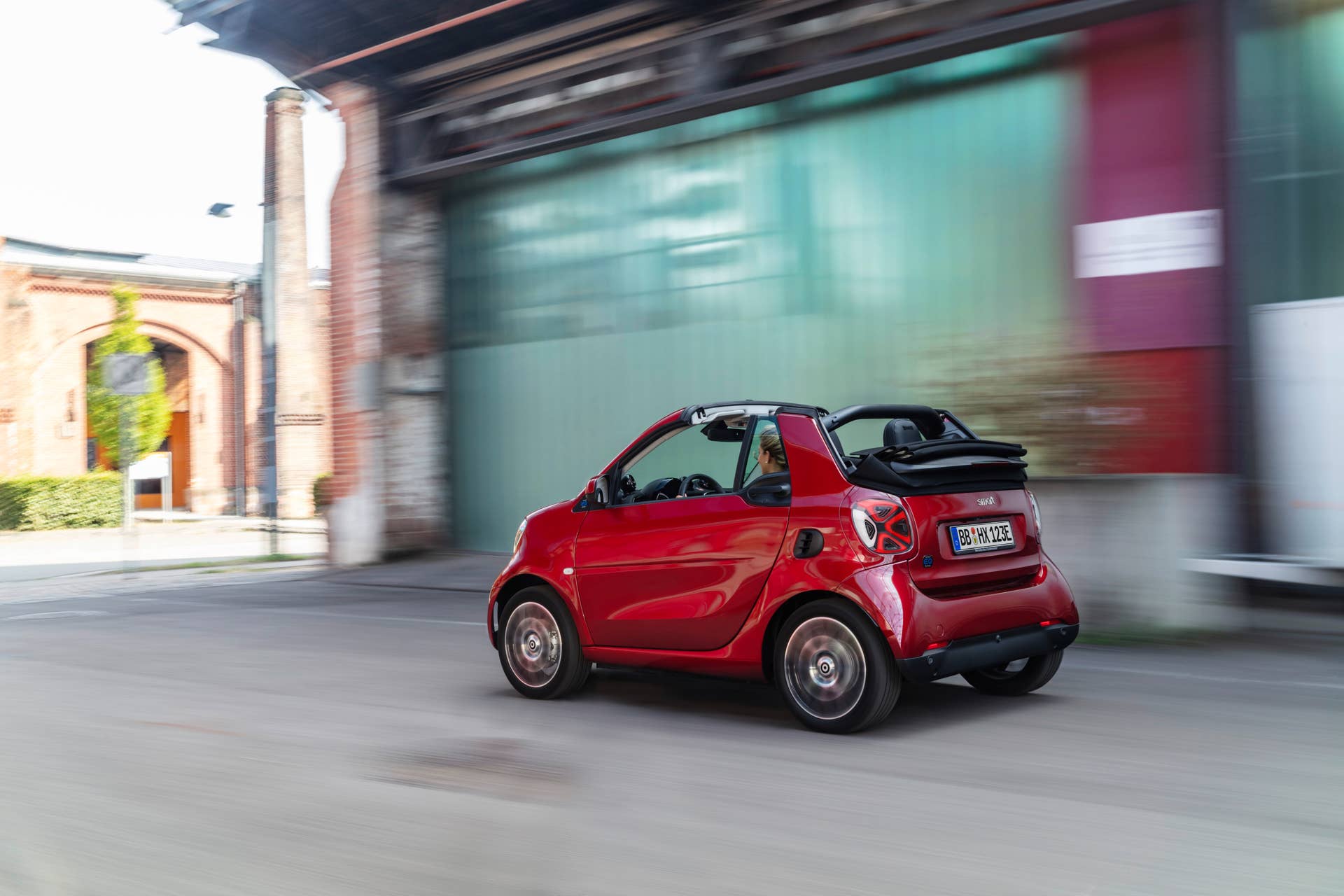 Die neue Generation: smart EQ fortwo cabrio;Stromverbrauch kombiniert 16,8 – 14,2 kWh/100km, CO2-Emissionen kombiniert: 0 g/km* The new generation: smart EQ fortwo cabrio;Combined electrical consumption 16..8 – 14.2 kWh/100km, combined CO2 emissions: 0 g/km*