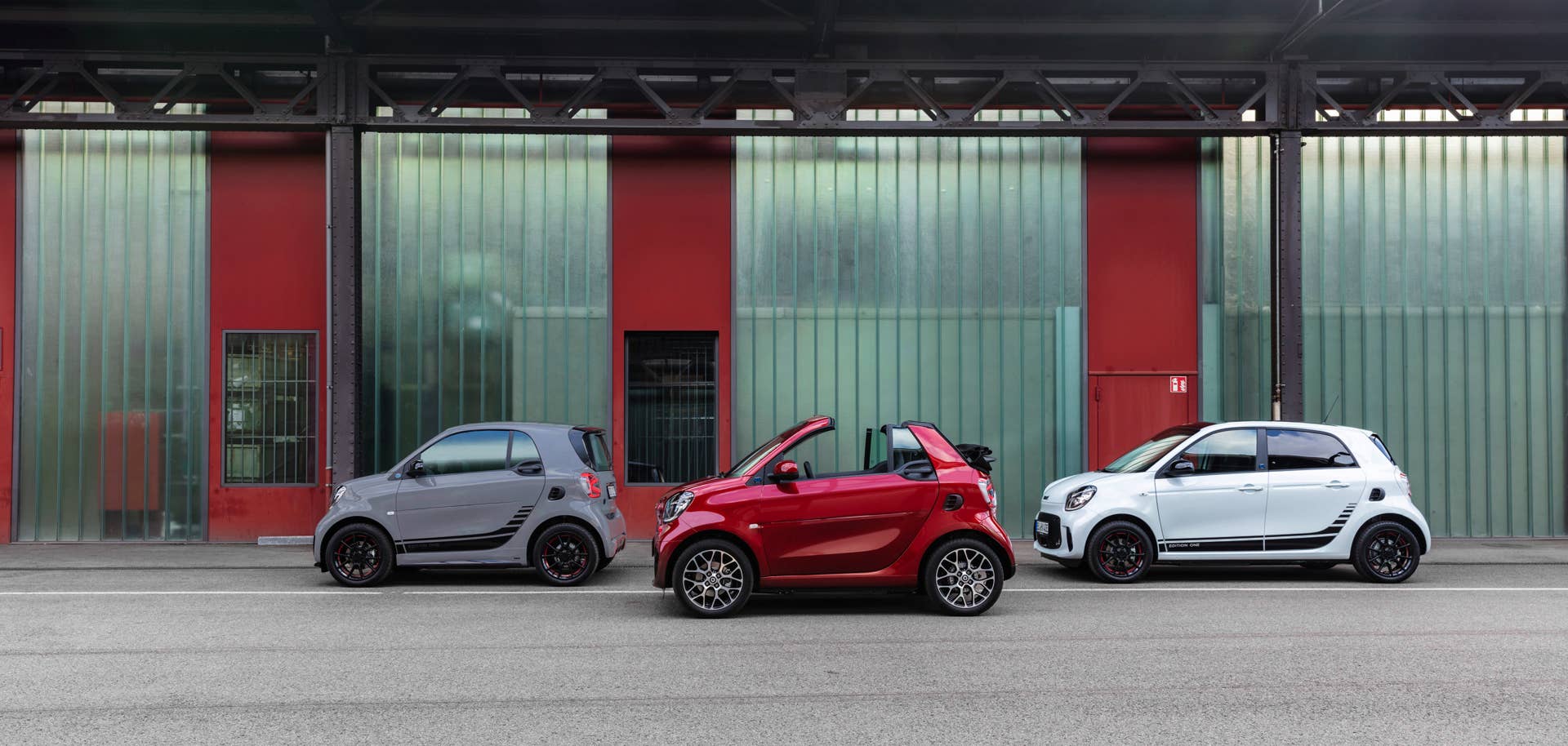 Die neue Generation: smart EQ fortwo coupé (Stromverbrauch kombiniert 16,5 – 14,0 kWh/100km, CO2-Emissionen kombiniert: 0 g/km), smart EQ fortwo cabrio (Stromverbrauch kombiniert 16,8 – 14,2 kWh/100km, CO2-Emissionen kombiniert: 0 g/km) und smart EQ forfour (Stromverbrauch kombiniert 17,3 – 14,6 kWh/100km, CO2-Emissionen kombiniert: 0 g/km)  / smart zeigt auf der IAA 2019 in Frankfurt seine optisch und digital komplett überarbeiteten fortwo- und forfour-Modelle. Progressives Design trifft auf intelligente Vernetzung und ausschließlich batterieelektrische Antriebe.;Stromverbrauch kombiniert 17,3 – 14,0 kWh/100km, CO2-Emissionen kombiniert: 0 g/km* The new generation: smart EQ fortwo coupé (combined electrical consumption 16.5 – 14.0 kWh/100km, combined CO2 emissions: 0 g/km), smart EQ fortwo cabrio (combined electrical consumption 16..8 – 14.2 kWh/100km, combined CO2 emissions: 0 g/km) and smart EQ forfour (combined electrical consumption 17.3 – 14.6 kWh/100km, combined CO2 emissions: 0 g/km) / smart is presenting its completely visually and digitally revised fortwo and forfour models at the 2019 International Motor Show in Frankfurt. Progressive design meets intelligent connectivity and solely battery-electric powertr ains.;Combined electrical consumption 17.3 – 14.0 kWh/100km, combined CO2 emissions: 0 g/km*