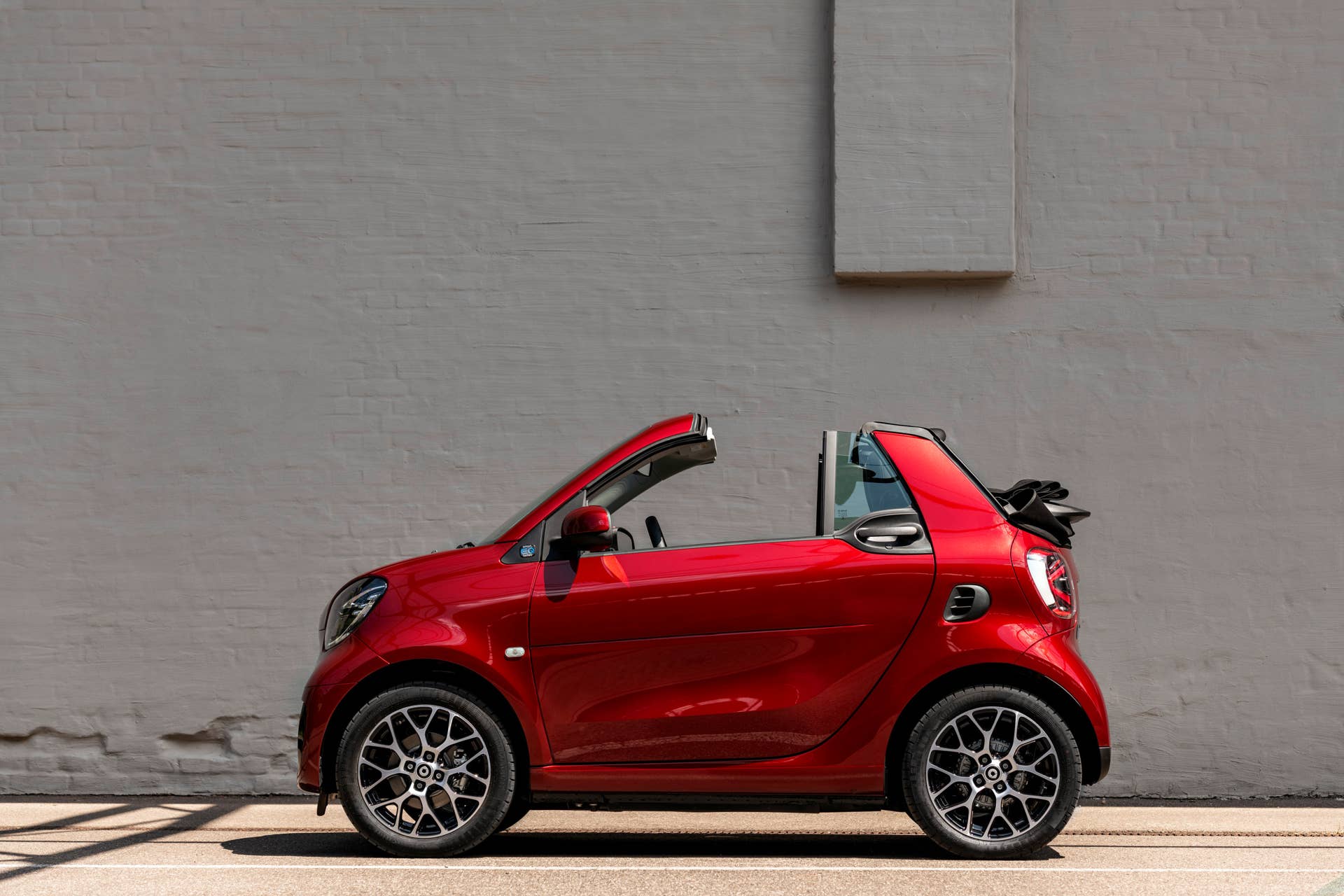 Die neue Generation: smart EQ fortwo cabrio;Stromverbrauch kombiniert 16,8 – 14,2 kWh/100km, CO2-Emissionen kombiniert: 0 g/km* The new generation: smart EQ fortwo cabrio;Combined electrical consumption 16..8 – 14.2 kWh/100km, combined CO2 emissions: 0 g/km*