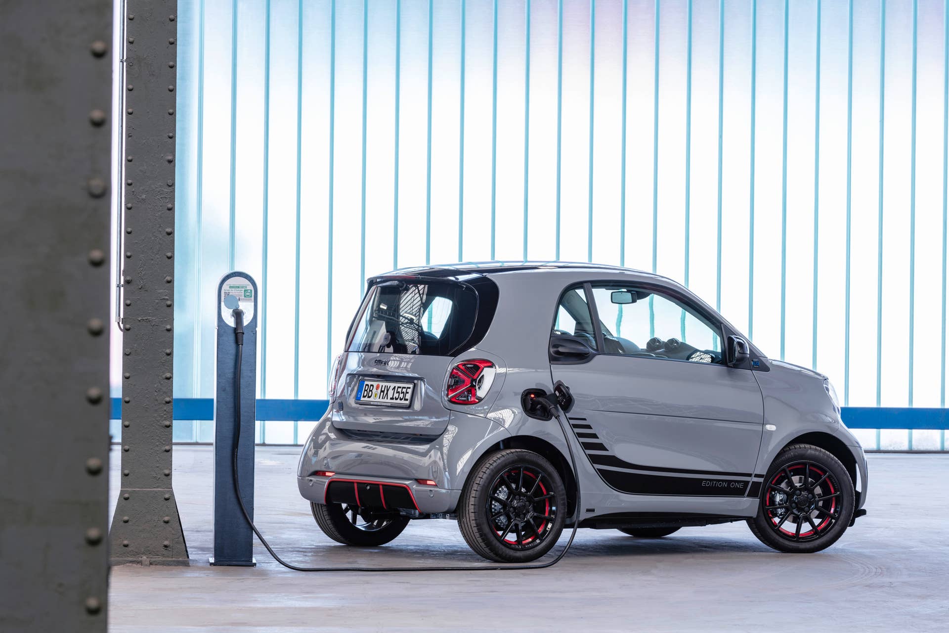 Die neue Generation: smart EQ fortwo coupé;Stromverbrauch kombiniert 16,5 – 14,0 kWh/100km, CO2-Emissionen kombiniert: 0 g/km* The new generation: smart EQ fortwo coupé;Combined electrical consumption 16.5 – 14.0 kWh/100km, combined CO2 emissions: 0 g/km*