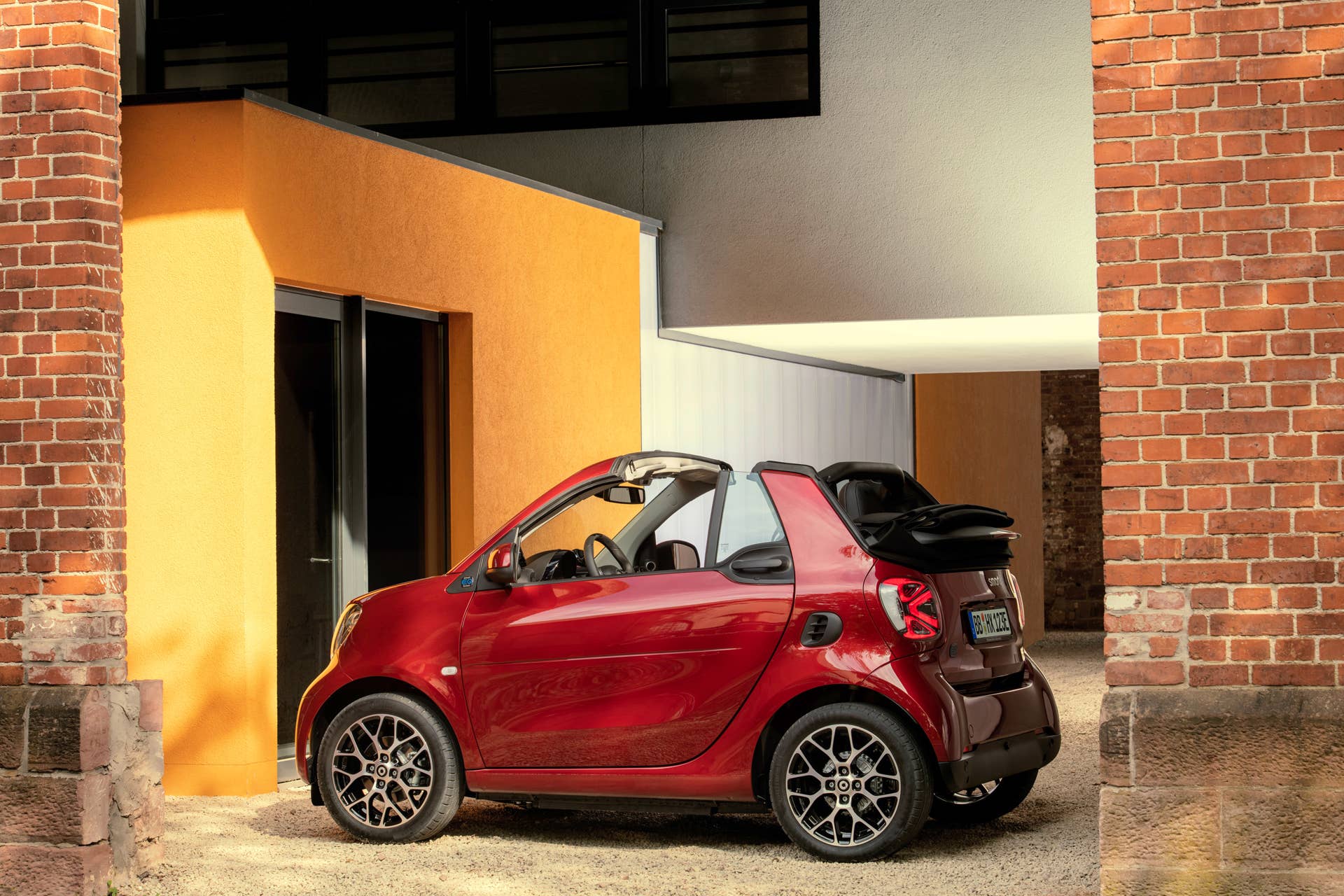 Die neue Generation: smart EQ fortwo cabrio;Stromverbrauch kombiniert 16,8 – 14,2 kWh/100km, CO2-Emissionen kombiniert: 0 g/km* The new generation: smart EQ fortwo cabrio;Combined electrical consumption 16..8 – 14.2 kWh/100km, combined CO2 emissions: 0 g/km*