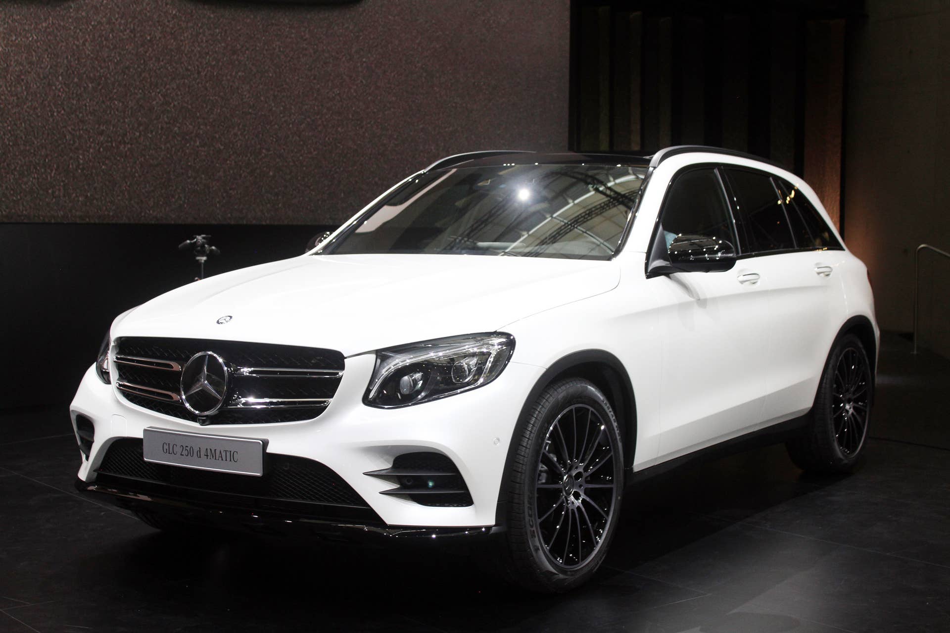 2016 Mercedes-Benz GLC 250d front three-quarter.
