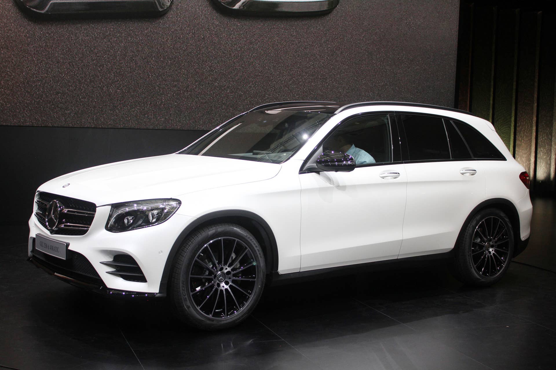 2016 Mercedes-Benz GLC 250d front three-quarter.