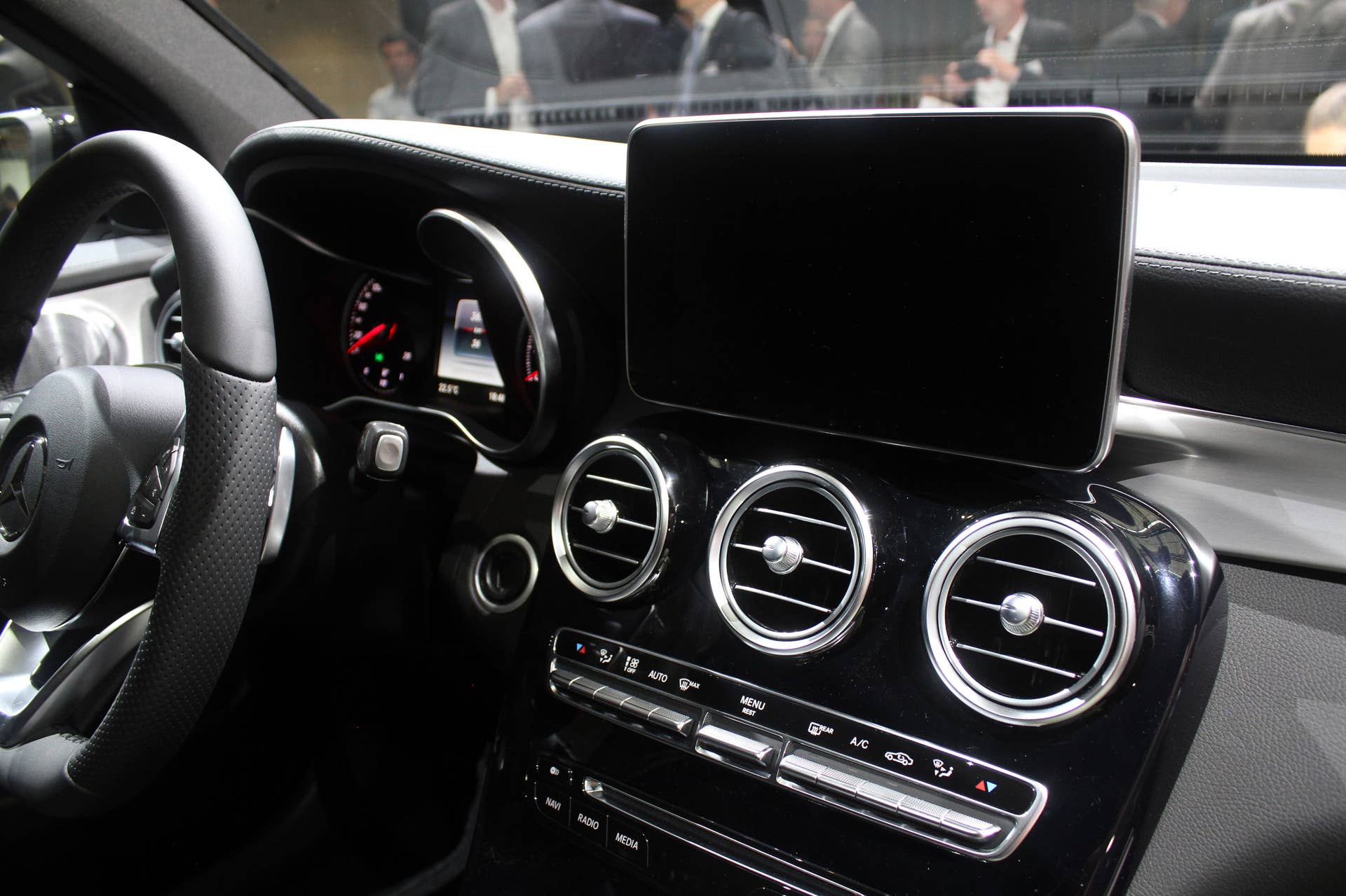 2016 Mercedes-Benz GLC 250d infotainment screen.