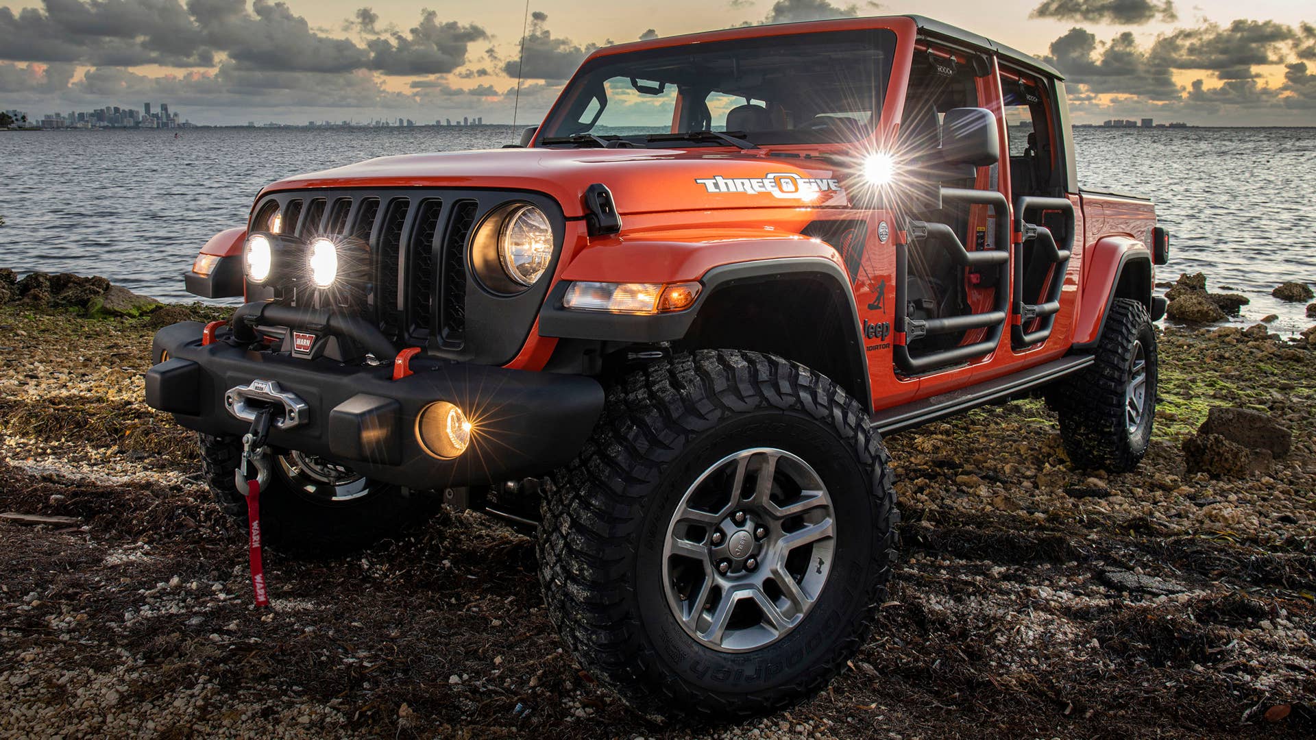 New 2020 Jeep® Wrangler and Gladiator “Three O Five” Edition models debut at Miami Auto Show ES:  Jeep presenta los modelos Wrangler y Gladiator edición especial “Three O Five” en el Salón de Miami