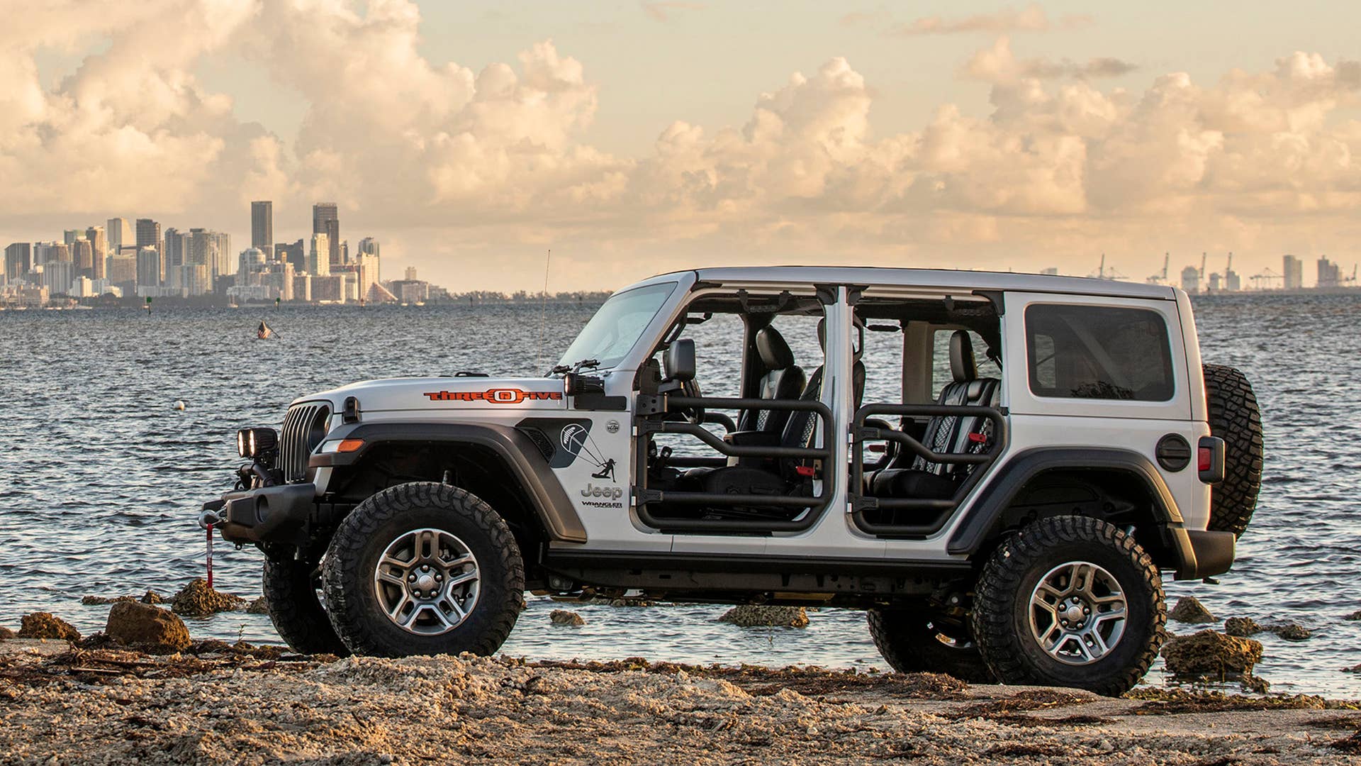 New 2020 Jeep® Wrangler and Gladiator “Three O Five” Edition models debut at Miami Auto Show ES:  Jeep presenta los modelos Wrangler y Gladiator edición especial “Three O Five” en el Salón de Miami