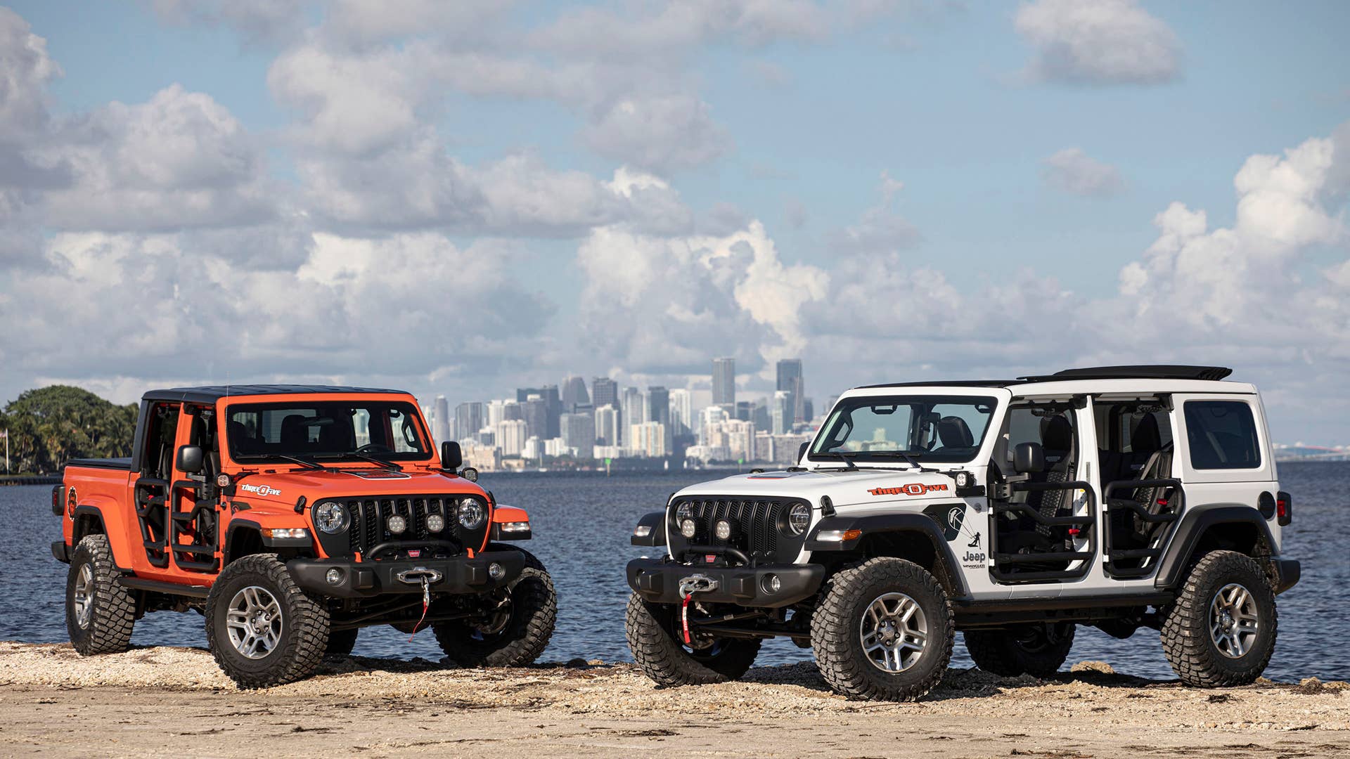 New 2020 Jeep® Wrangler and Gladiator “Three O Five” Edition models debut at Miami Auto Show ES:  Jeep presenta los modelos Wrangler y Gladiator edición especial “Three O Five” en el Salón de Miami