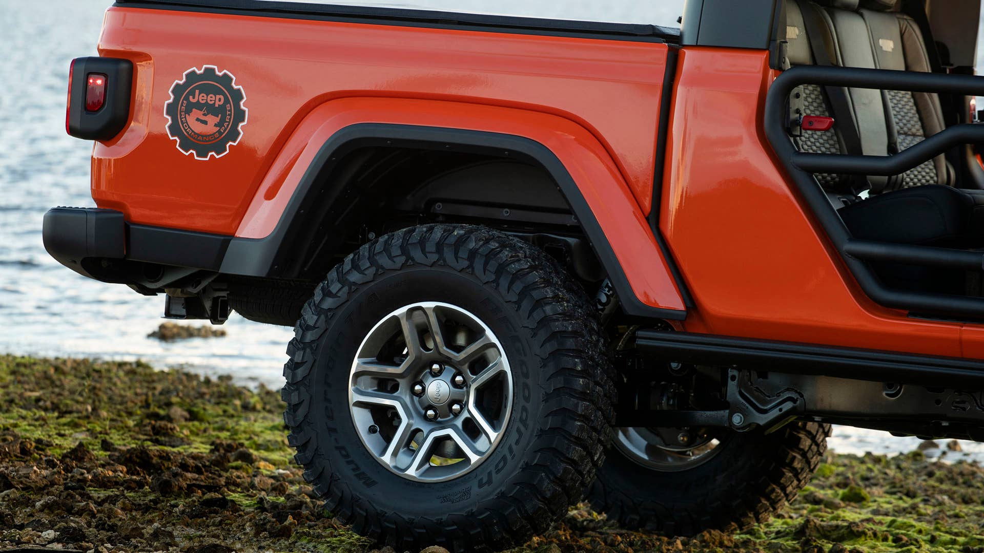 New 2020 Jeep® Wrangler and Gladiator “Three O Five” Edition models debut at Miami Auto Show ES:  Jeep presenta los modelos Wrangler y Gladiator edición especial “Three O Five” en el Salón de Miami