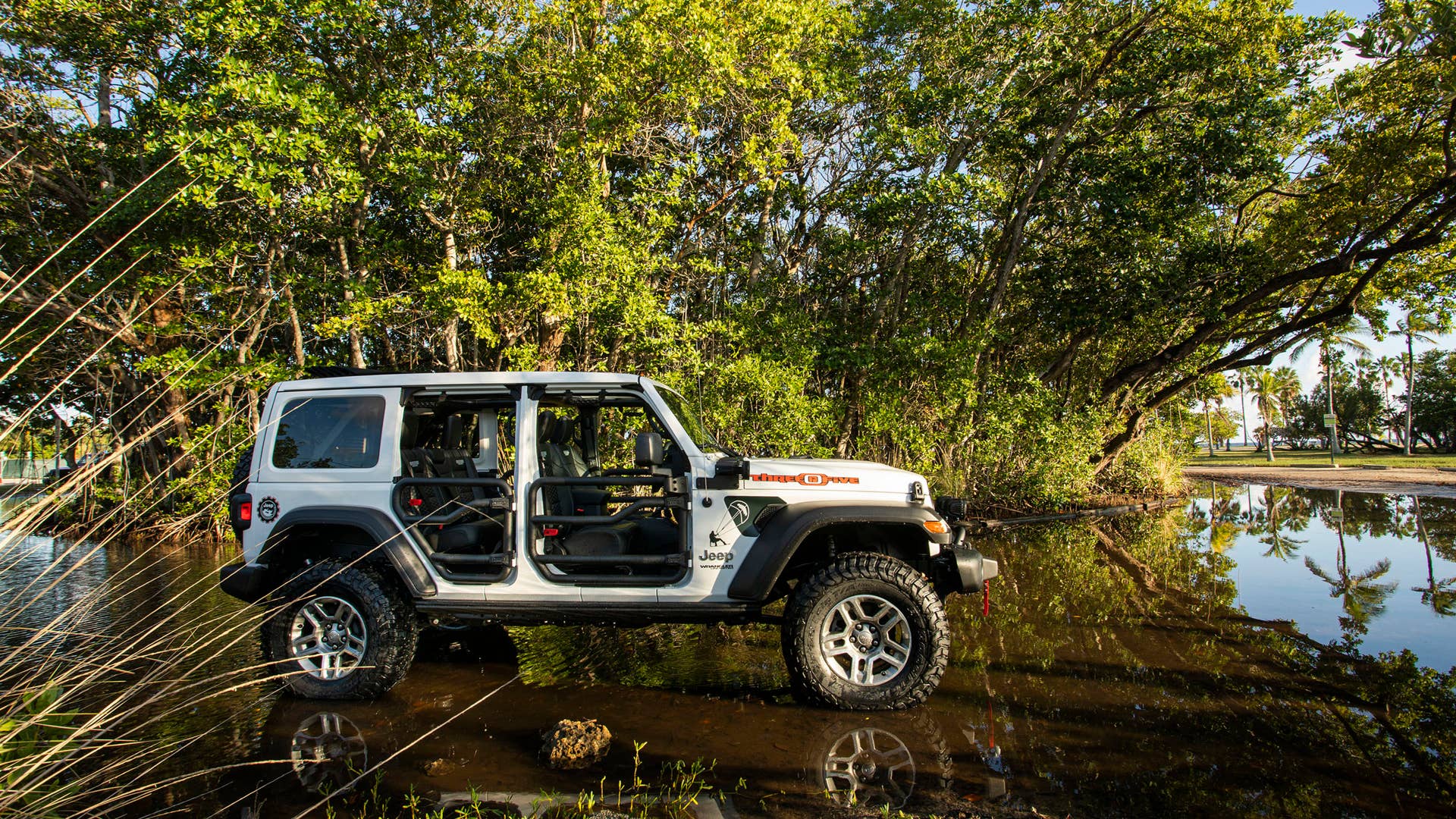 New 2020 Jeep® Wrangler and Gladiator “Three O Five” Edition models debut at Miami Auto Show ES:  Jeep presenta los modelos Wrangler y Gladiator edición especial “Three O Five” en el Salón de Miami