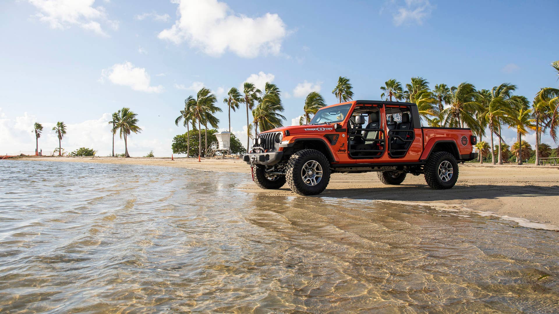New 2020 Jeep® Wrangler and Gladiator “Three O Five” Edition models debut at Miami Auto Show ES:  Jeep presenta los modelos Wrangler y Gladiator edición especial “Three O Five” en el Salón de Miami