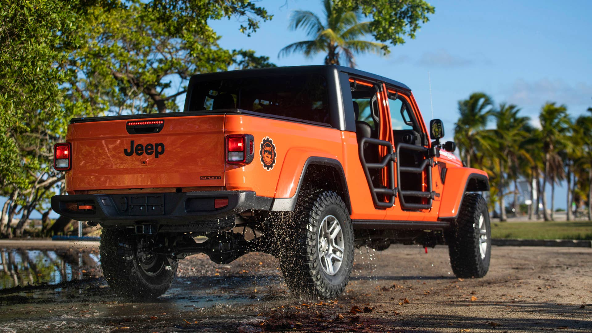 New 2020 Jeep® Wrangler and Gladiator “Three O Five” Edition models debut at Miami Auto Show ES:  Jeep presenta los modelos Wrangler y Gladiator edición especial “Three O Five” en el Salón de Miami