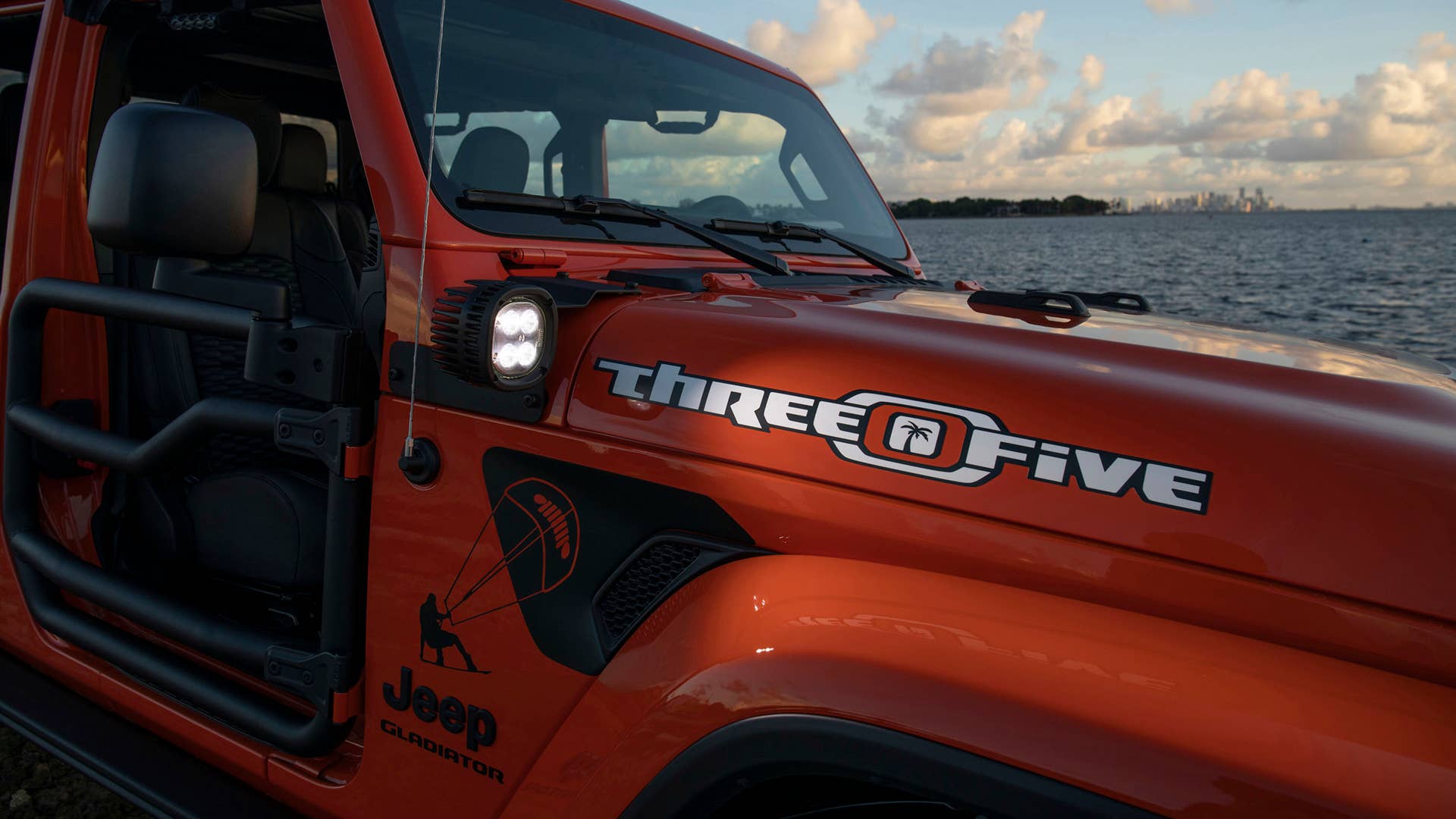 New 2020 Jeep® Wrangler and Gladiator “Three O Five” Edition models debut at Miami Auto Show ES:  Jeep presenta los modelos Wrangler y Gladiator edición especial “Three O Five” en el Salón de Miami