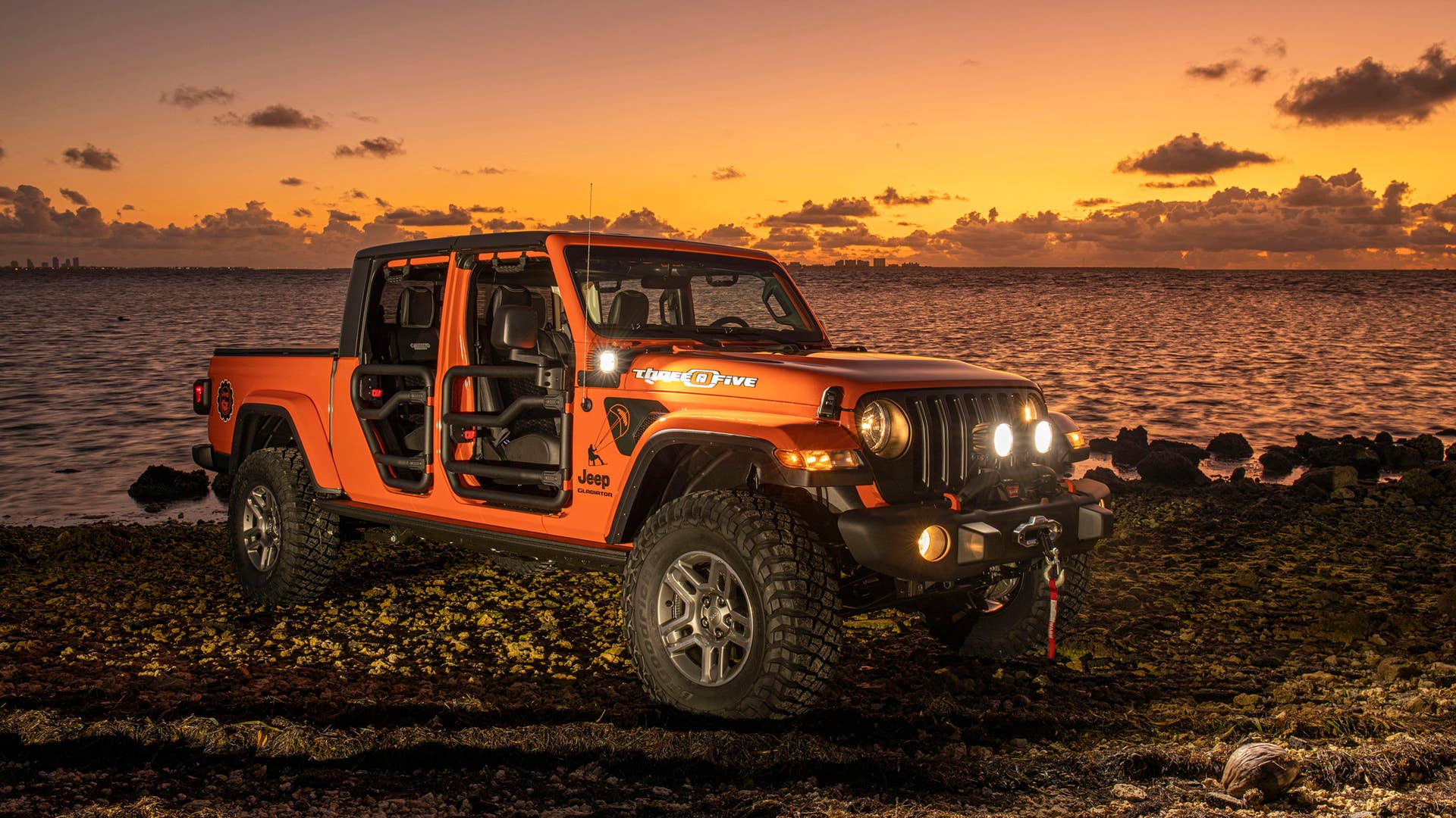 New 2020 Jeep® Wrangler and Gladiator “Three O Five” Edition models debut at Miami Auto Show ES:  Jeep presenta los modelos Wrangler y Gladiator edición especial “Three O Five” en el Salón de Miami