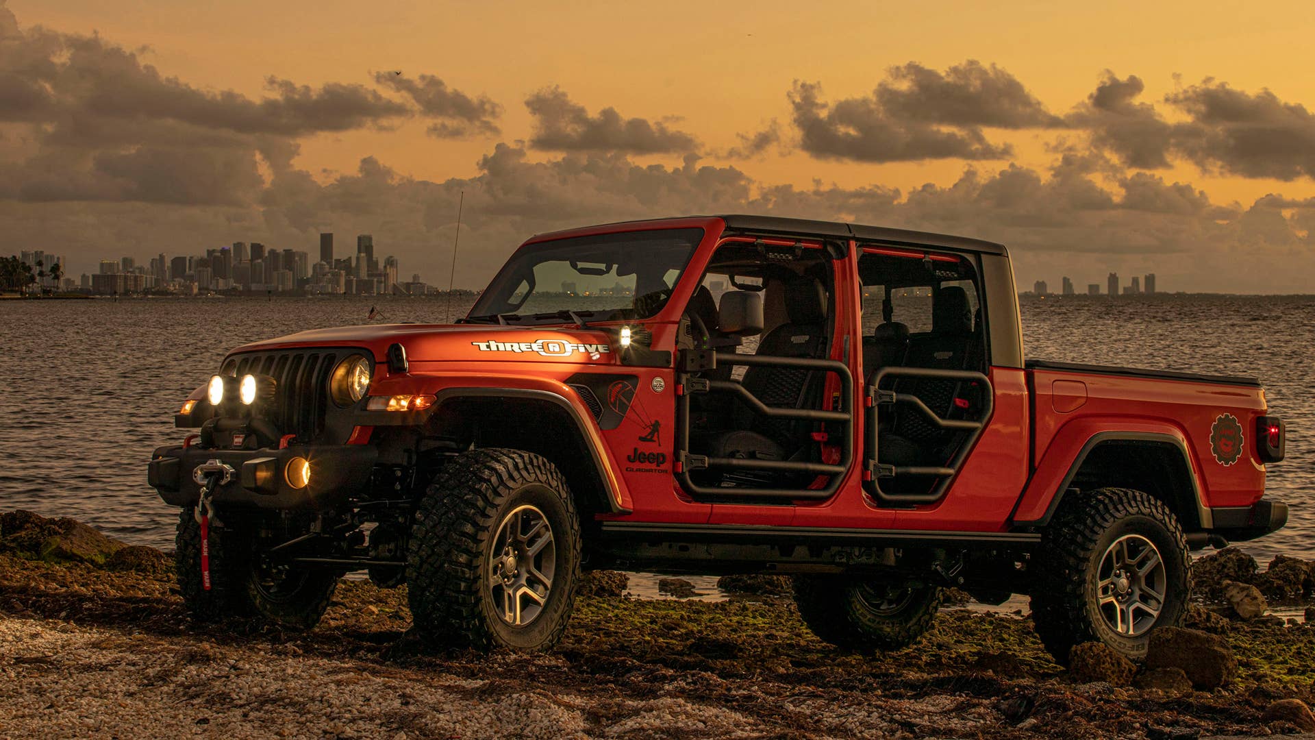 New 2020 Jeep® Wrangler and Gladiator “Three O Five” Edition models debut at Miami Auto Show ES:  Jeep presenta los modelos Wrangler y Gladiator edición especial “Three O Five” en el Salón de Miami