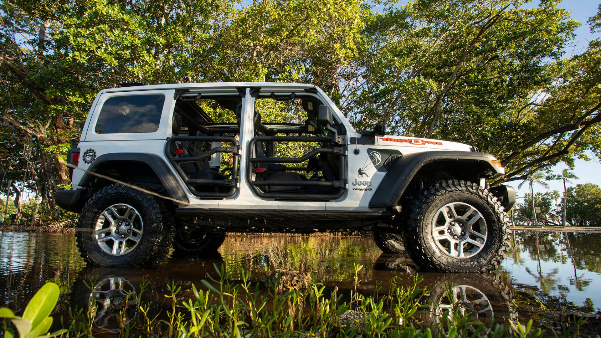 New 2020 Jeep® Wrangler and Gladiator “Three O Five” Edition models debut at Miami Auto Show ES:  Jeep presenta los modelos Wrangler y Gladiator edición especial “Three O Five” en el Salón de Miami