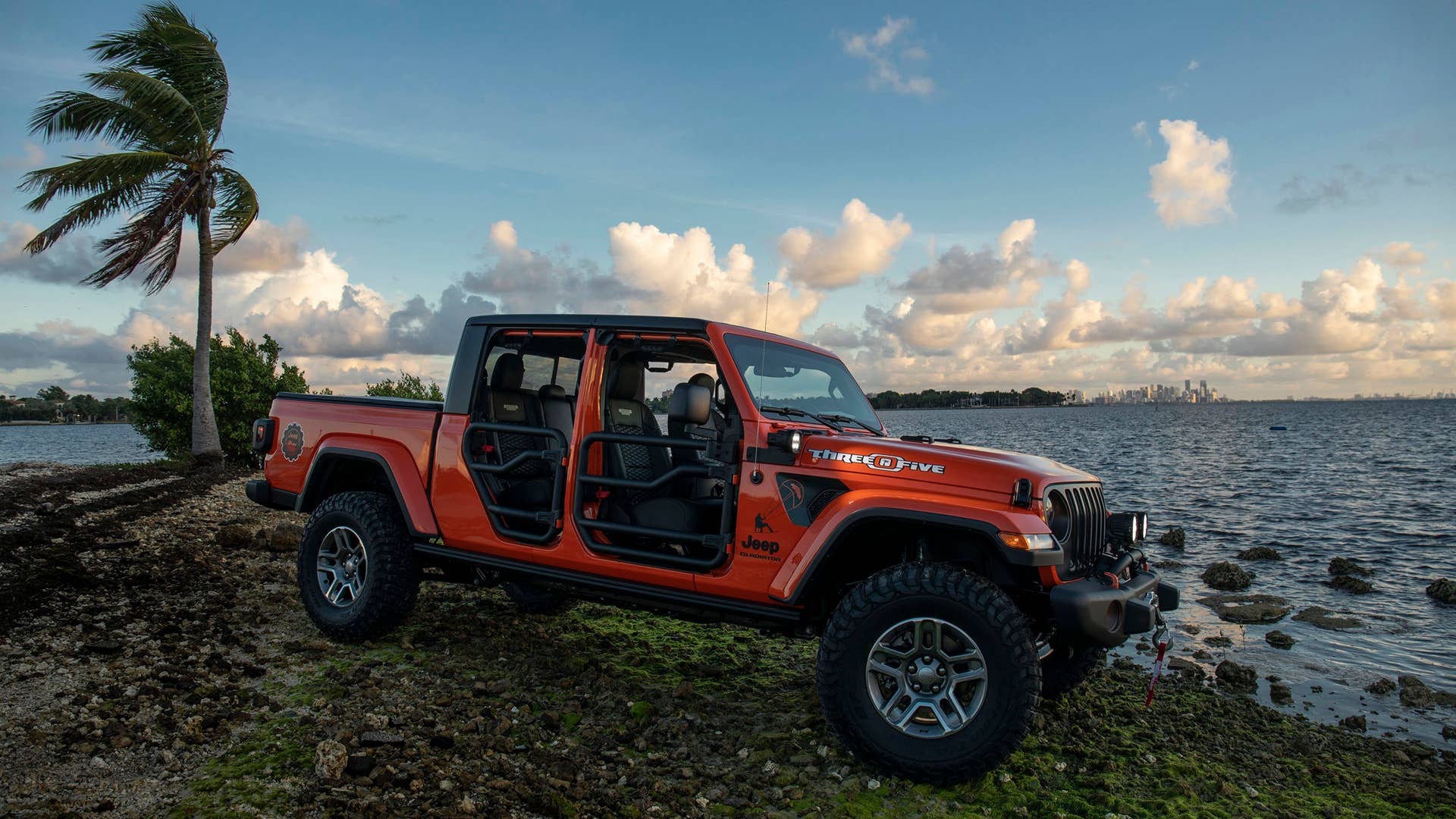 New 2020 Jeep® Wrangler and Gladiator “Three O Five” Edition models debut at Miami Auto Show ES:  Jeep presenta los modelos Wrangler y Gladiator edición especial “Three O Five” en el Salón de Miami