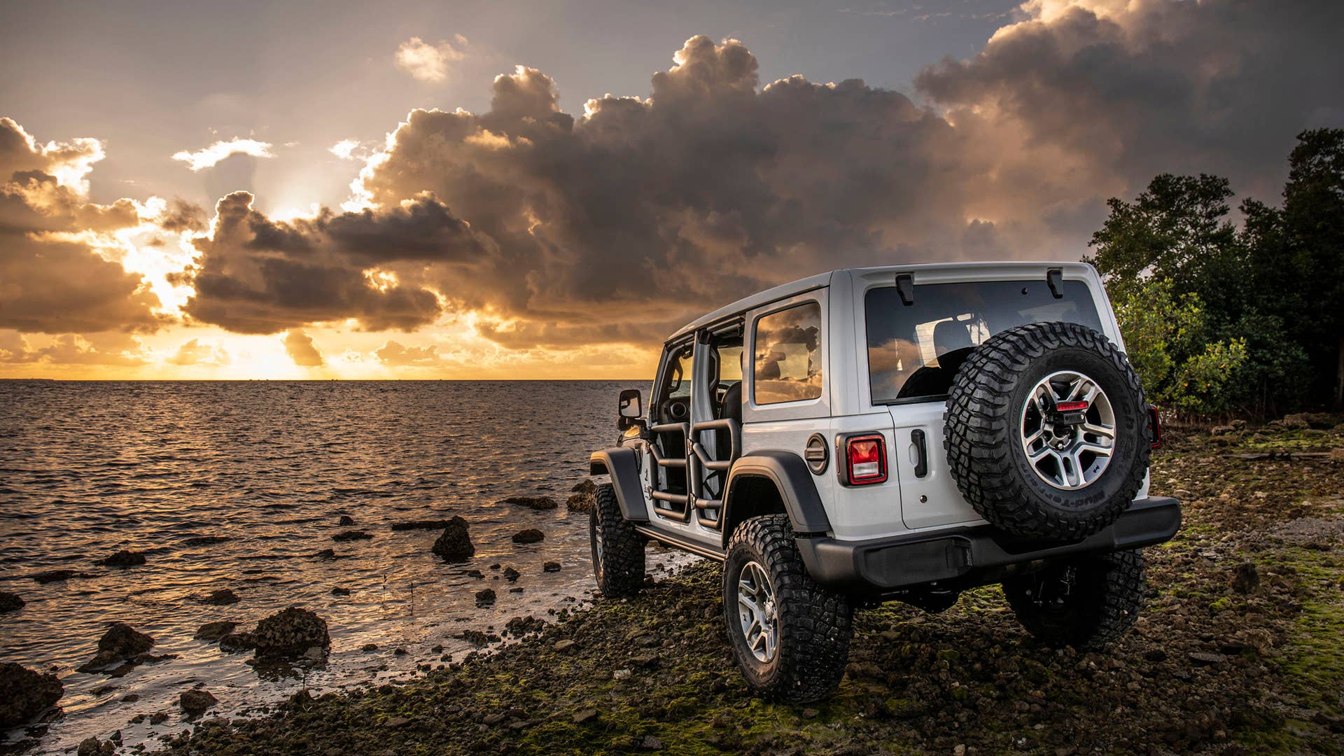 New 2020 Jeep® Wrangler and Gladiator “Three O Five” Edition models debut at Miami Auto Show ES:  Jeep presenta los modelos Wrangler y Gladiator edición especial “Three O Five” en el Salón de Miami