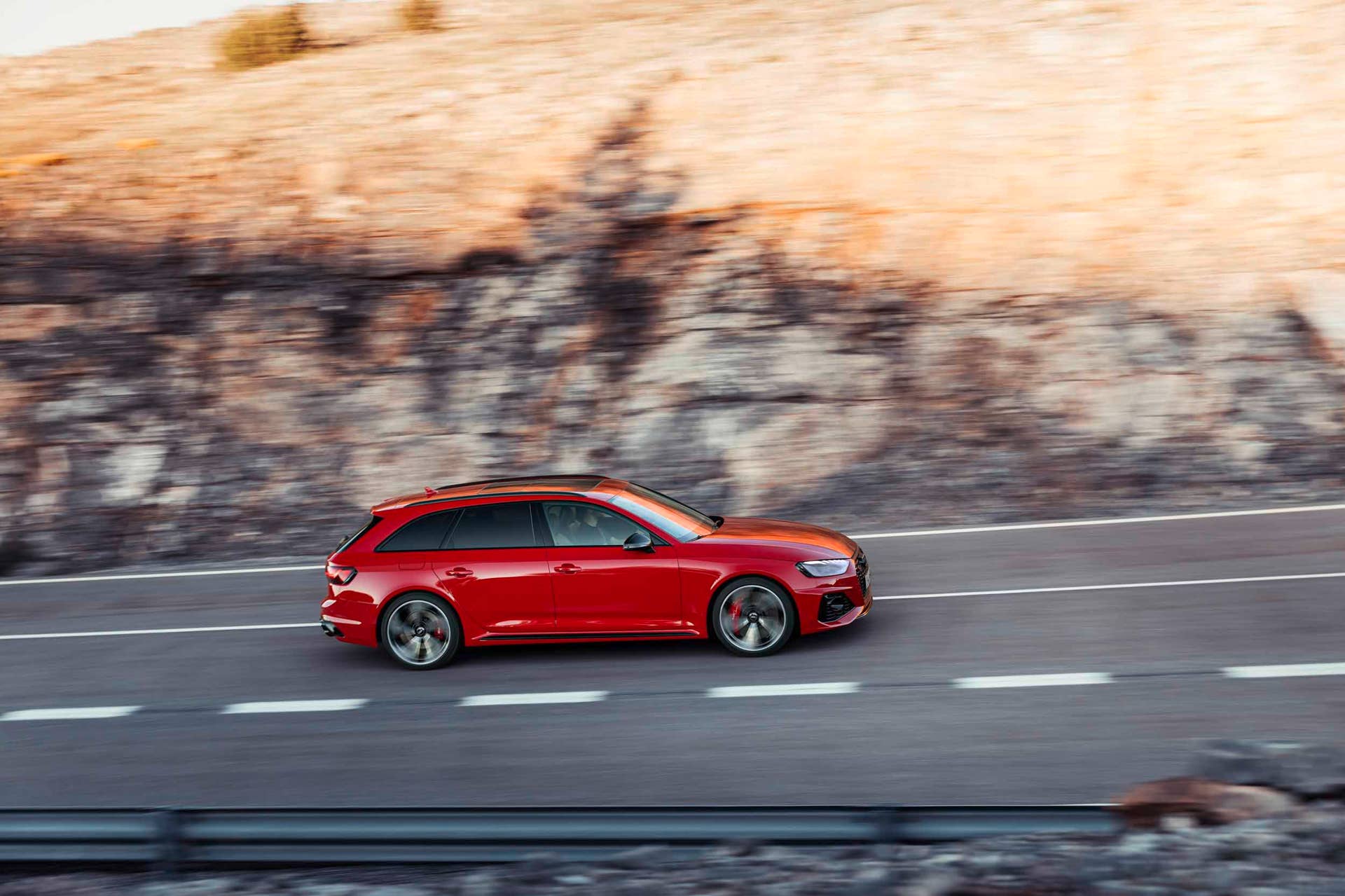Dynamic photo Color: Tango red