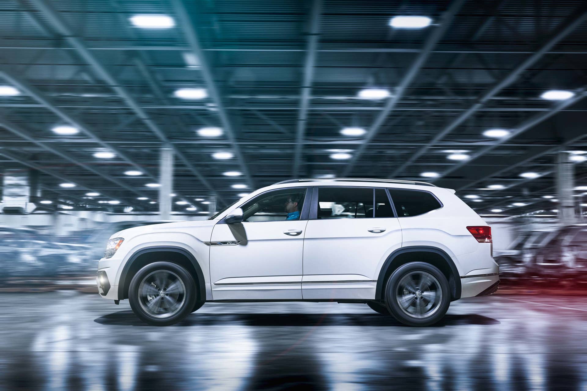 2018 Atlas R-Line side