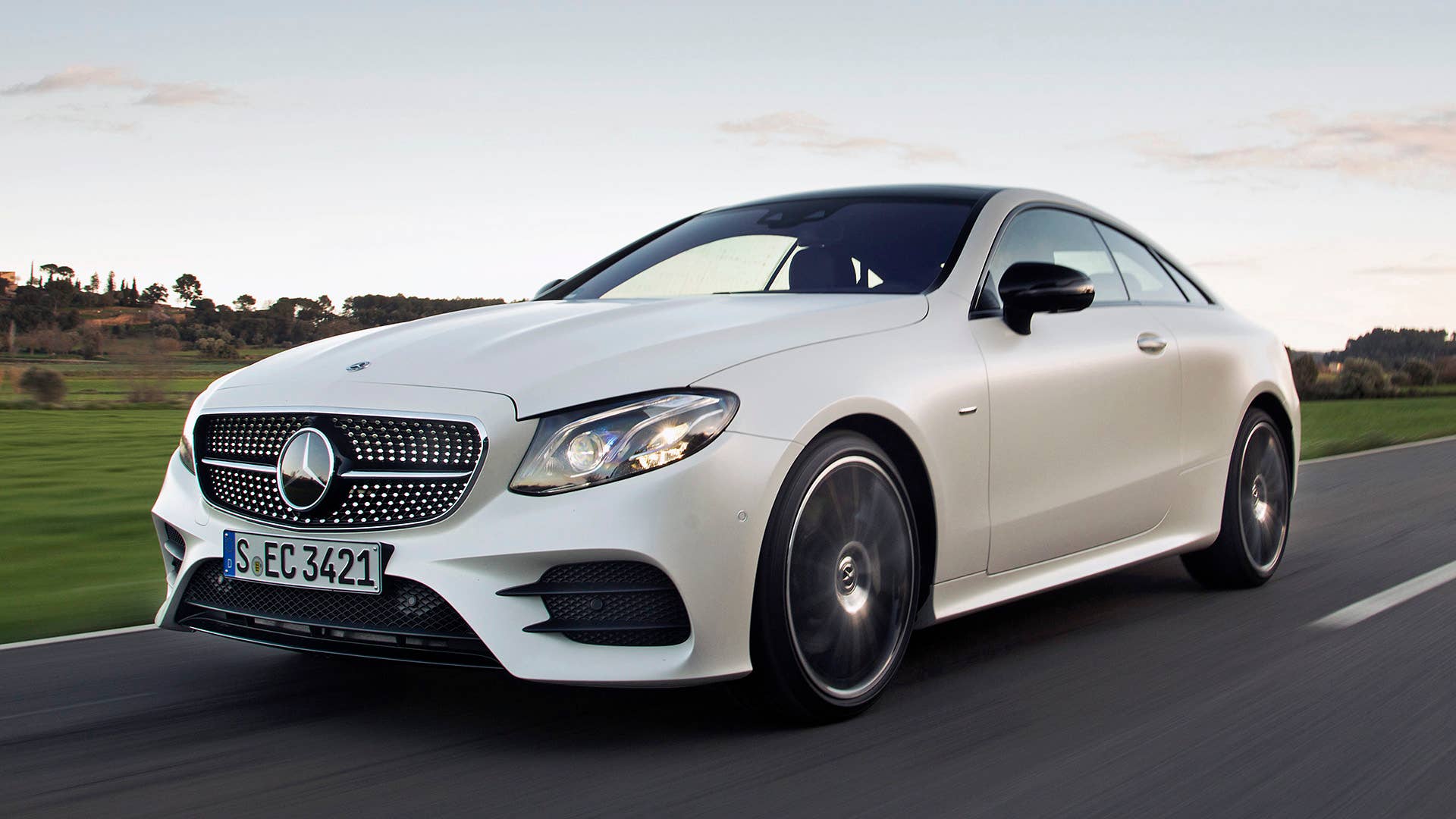 E 400 4MATIC Coupe designo cashmere white magno Nappa leather white/black E 400 4MATIC CoupÃ© designo kaschmirweiÃ magno Leder Nappa weiÃ/schwarz Kraftstoffverbrauch kombiniert: 8,1 l/100 km CO2-Emissionen kombiniert: 183 g/km Fuel consumption combined: 8.1 l/100 km Combined CO2 emissions: 183 g/km
