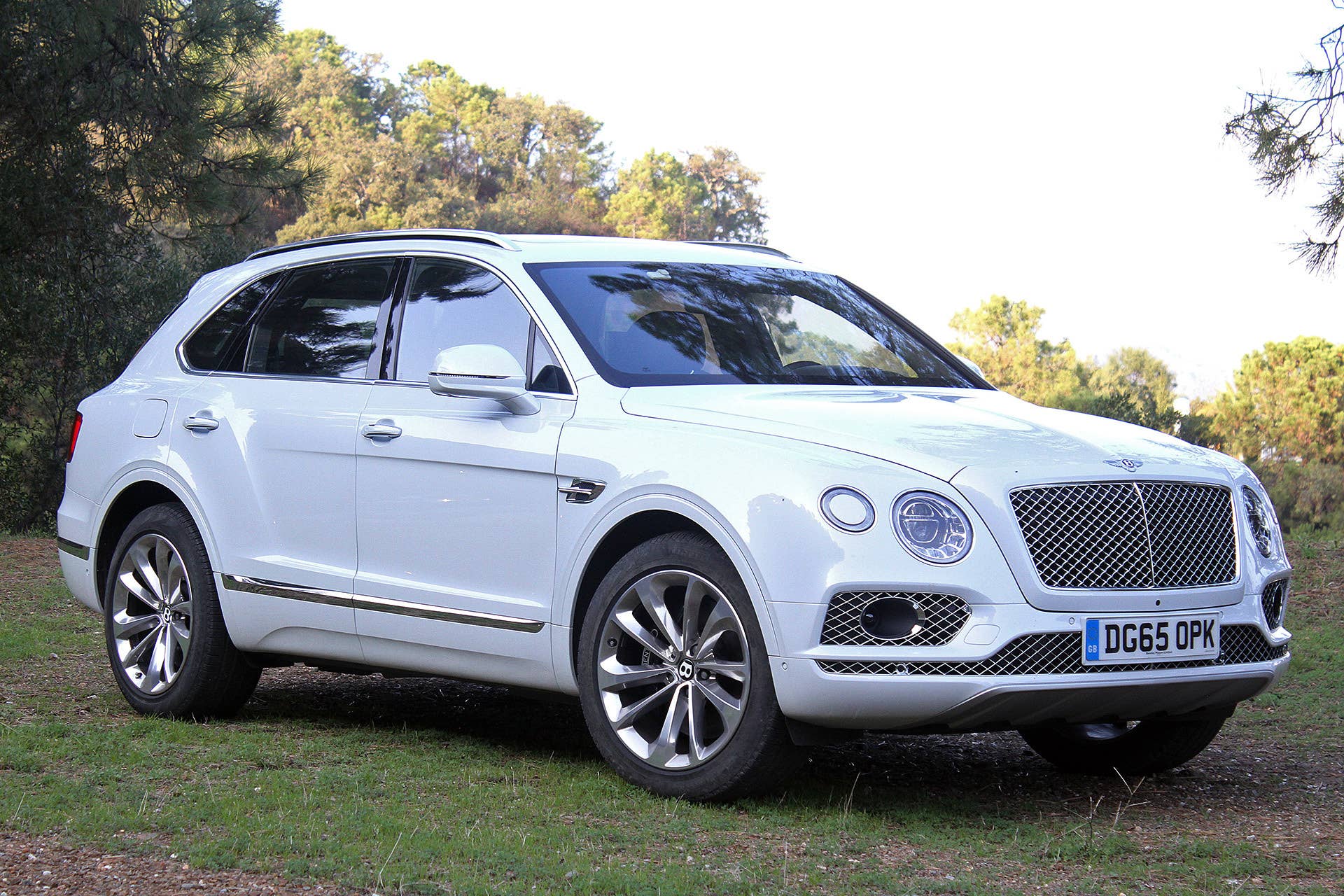 2016 Bentley Bentayga front 3/4 view